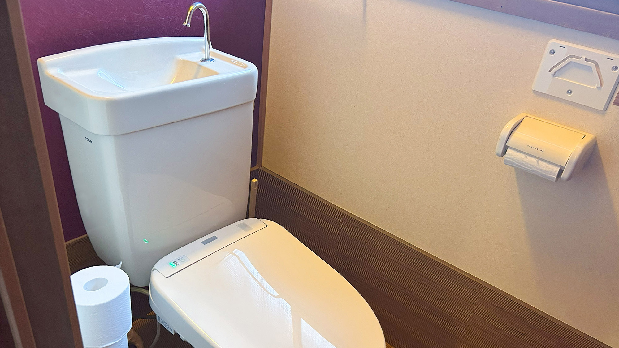 ・【トイレ】共用のトイレがございます。清潔で快適にご利用いただけます