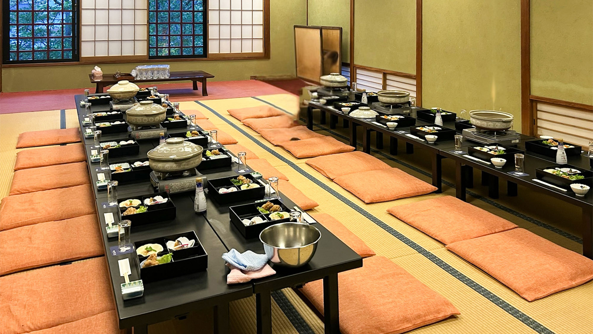 ・【宴会場】団体でご利用いただける広間もございます。美味しい料理と賑やかな時間をお楽しみいただけます