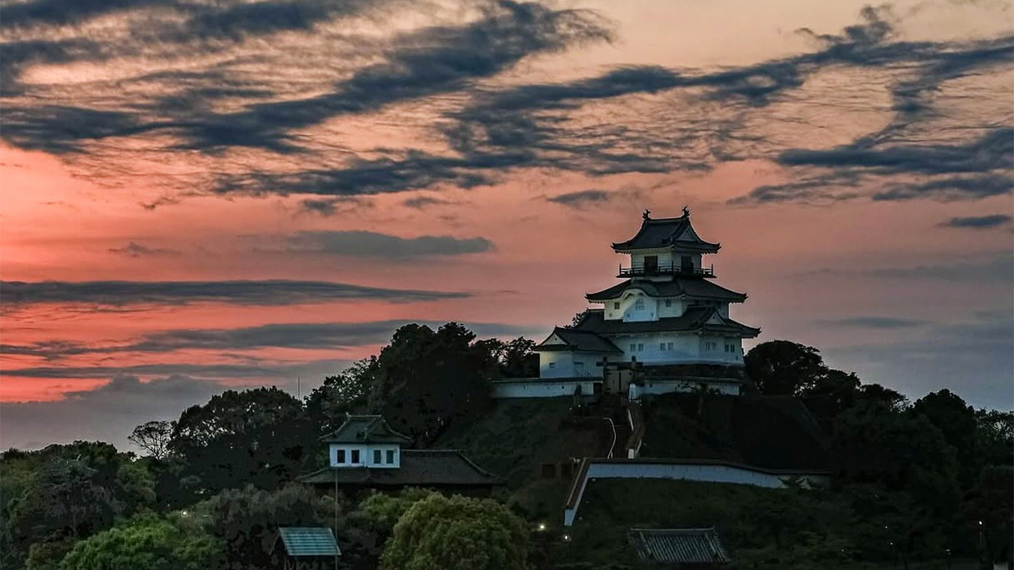 ・【掛川城】夕暮れ時の掛川城には昼間とはまた違った雰囲気が漂います。じっくりとご覧ください