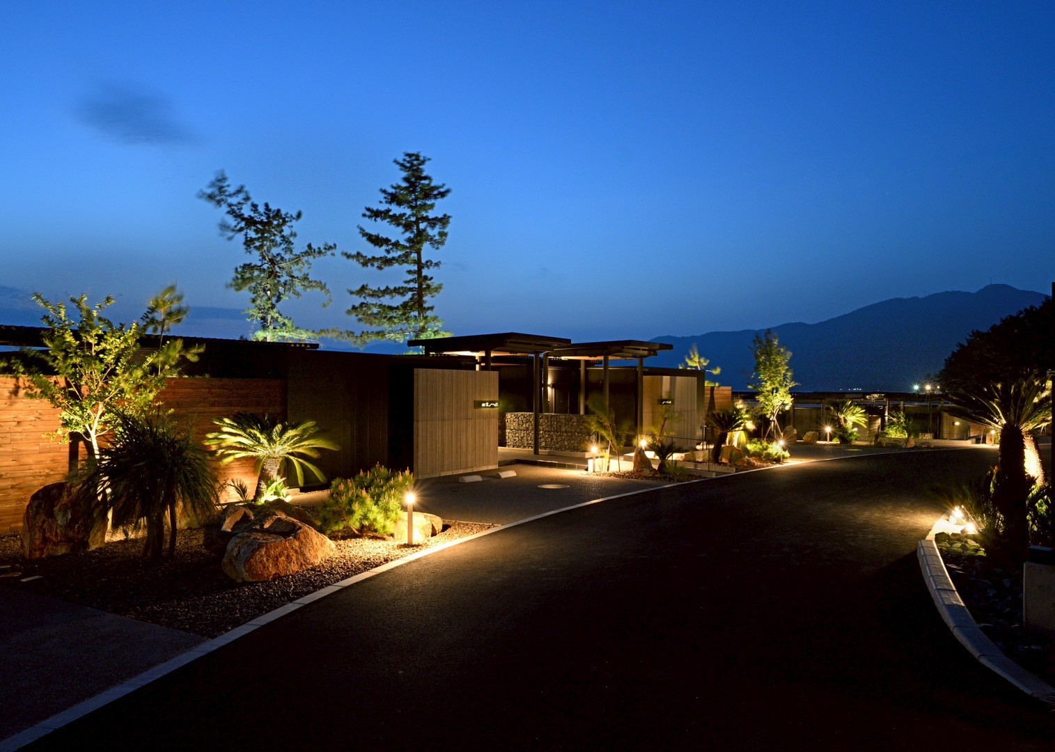 バレルサウナ露天岩風呂付客室・外観夜