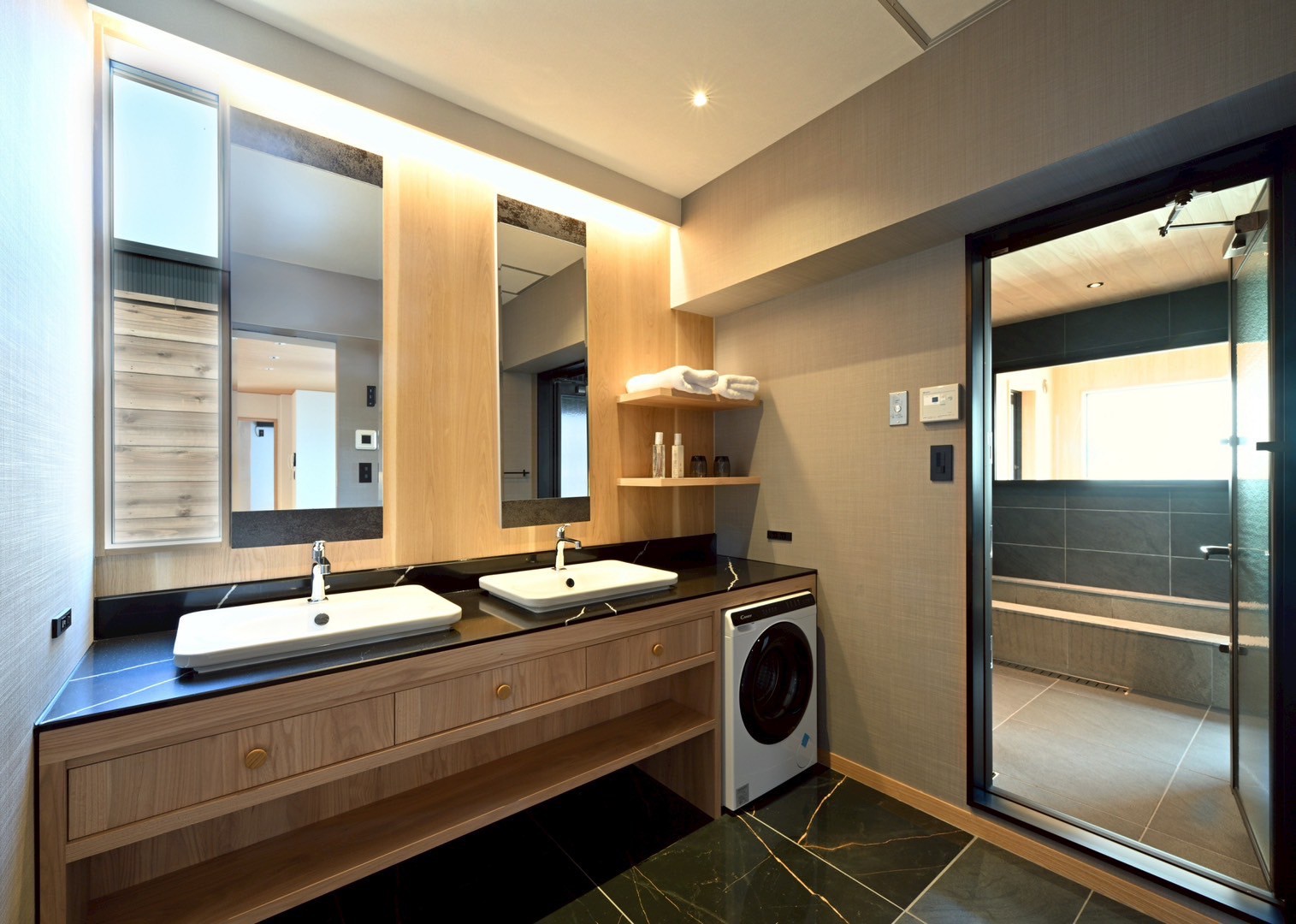 温水プールサウナ付客室・洗面台