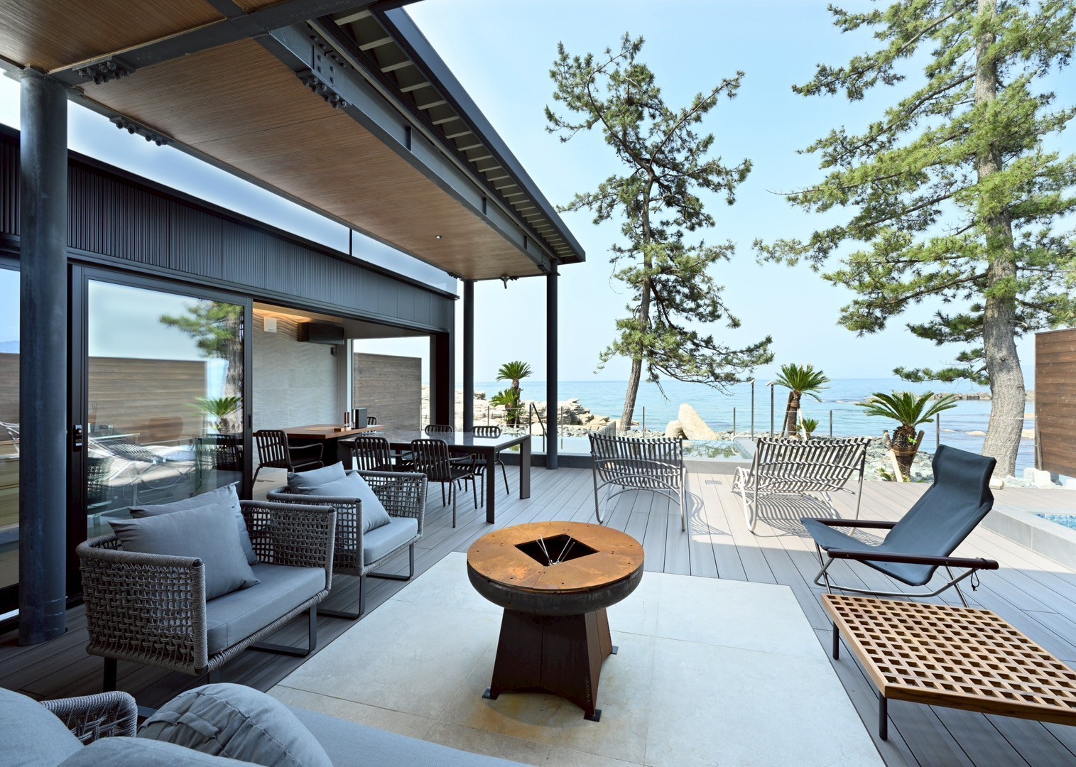 温水プールサウナ付客室・デッキ