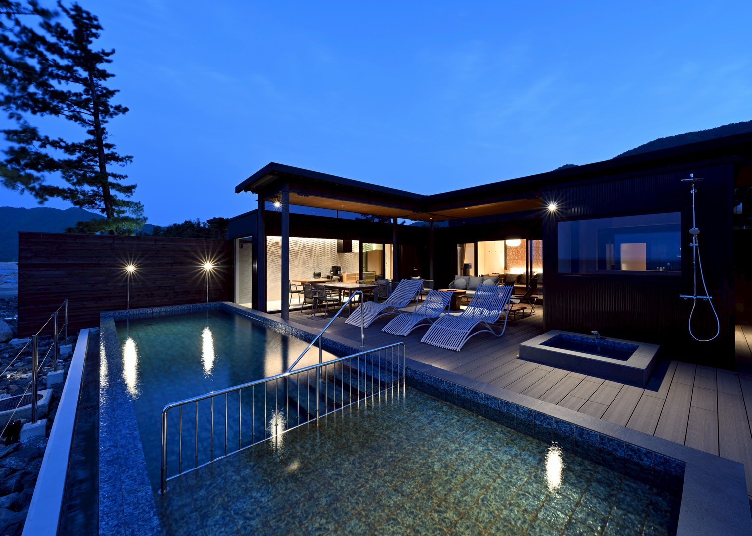 大人用の他にお子様向けの浅いプールもございます。浮き輪等無料レンタルいたします。　水着をご持参いただくか、客室備え付けの湯あみ着をご着用下さい。