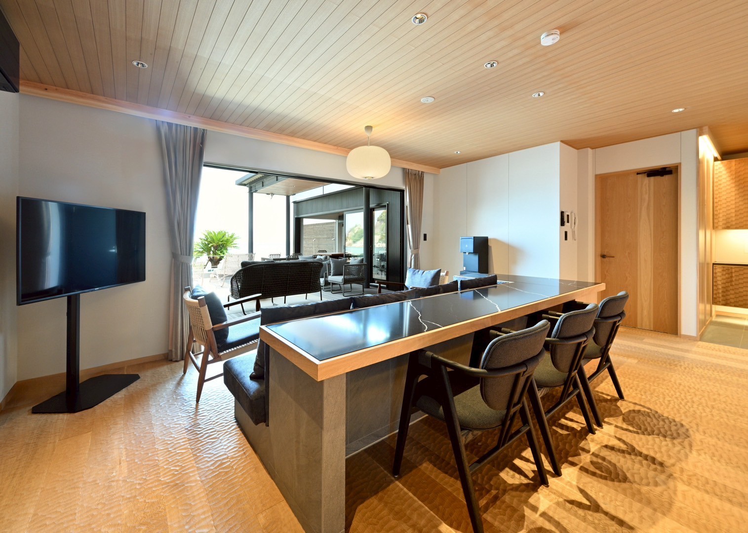 55インチの大型テレビ、無料Wi-Fi、空気清浄機、SDGsを考慮した汲み置き式浄水器完備。Bluetoothで接続いただけるスピーカーは防塵防水仕様でデッキにも持ち出し可能。香り高い一杯がお楽しみいただけるデロンギのコーヒーメーカーには癒しを意識したオーガニックコーヒー豆を。コーヒー以外にもオーガニックハーブティや各種ドリンク、地元で人気のアイスクリームのサービスもご利用いただけます（※冷蔵庫、冷凍庫内のドリンク類は全て無料）。