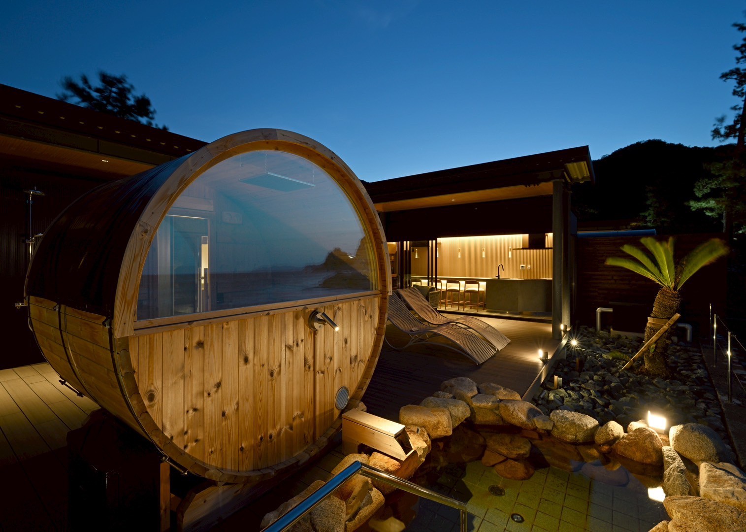 バレルサウナ露天岩風呂付客室・デッキ夜