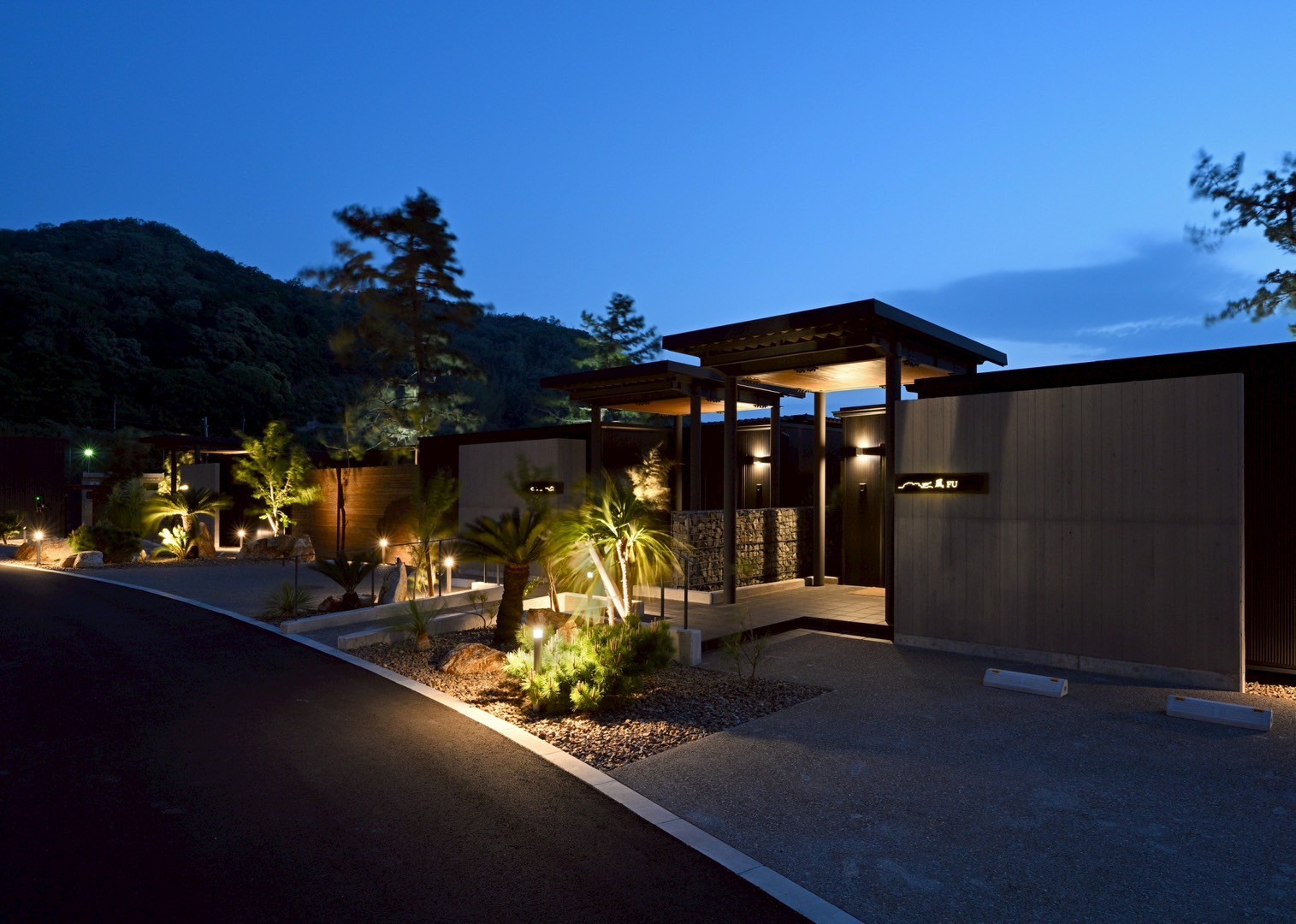 温水プールサウナ付客室・外観夜