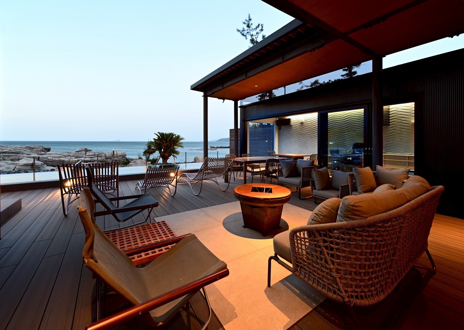 温水プールサウナ付客室・デッキ・夕