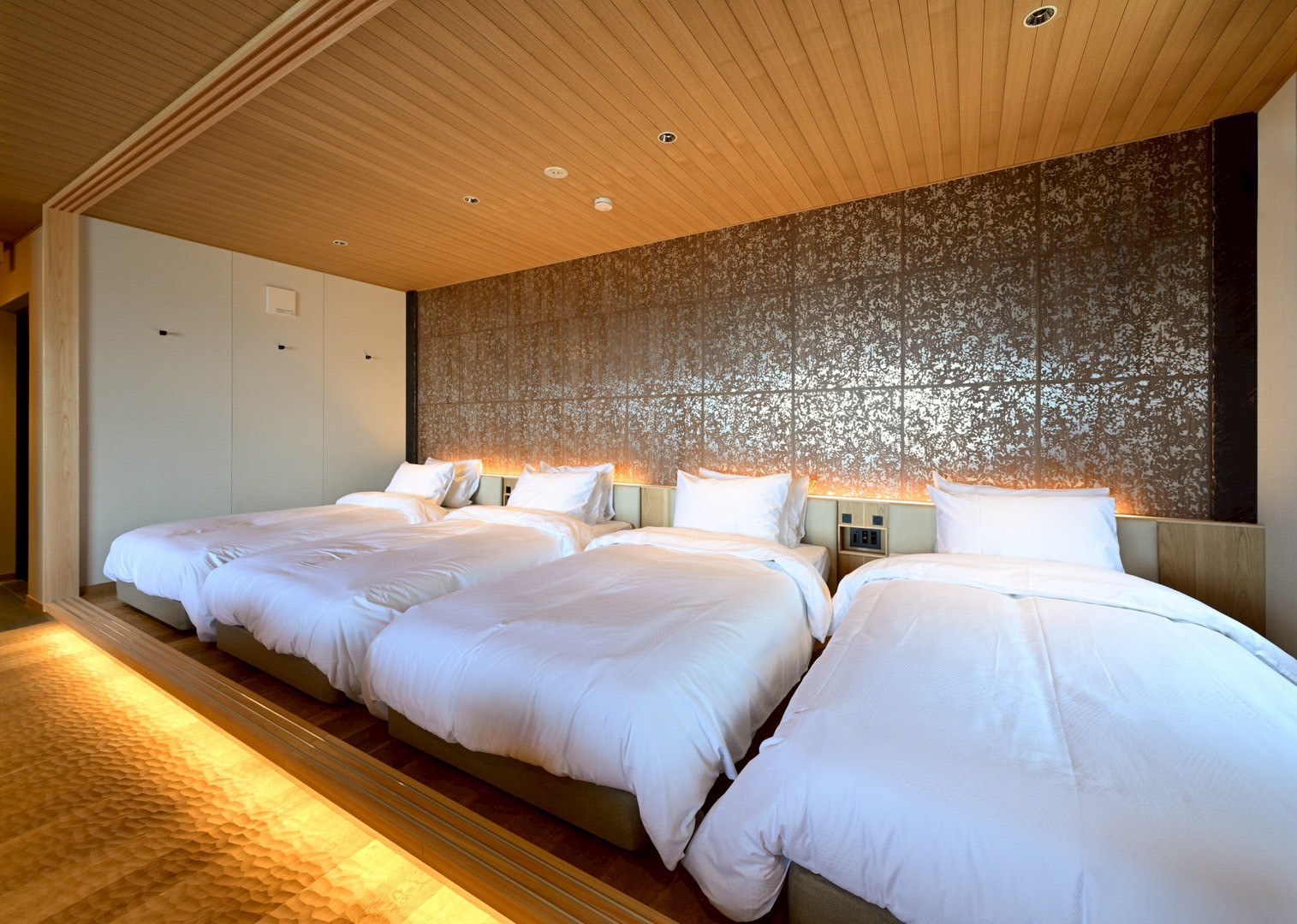 世界のベッドとして名高いシモンズ社製のシングルベッド4台を設置。ベッドサイズ：100cm&times;195cm　厚み19cm