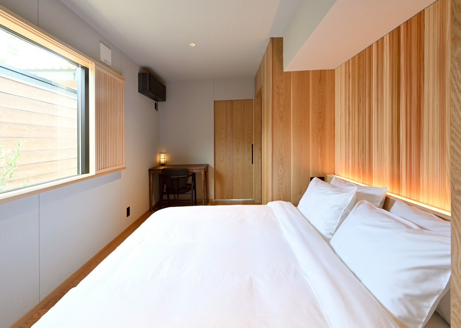 温水プール付のお部屋には1室、バレルサウナ付のお部屋には2室のキングサイズのベッドルーム。世界のベッドとして名高い「シモンズ」のベッドに、海洋プラスチック削減と貧困対策への取り組みから、掛布団と枕にドイツADVANS社のスーパーブルーを採用。その他ガウンや室内着、足袋ソックスもご用意しております。