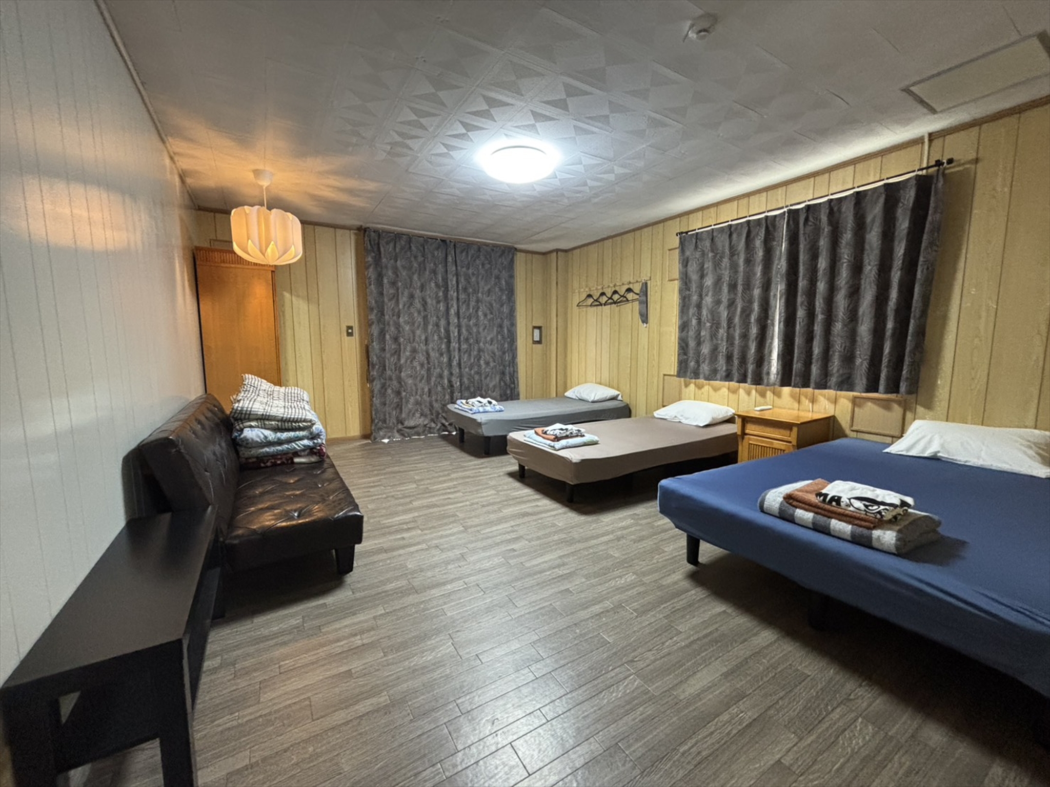 寝室①：ダブルベッド1台／シングルベッド2台