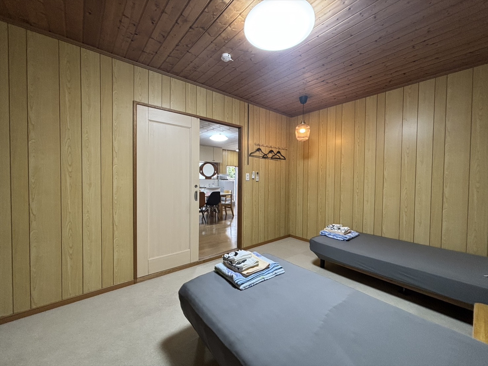 寝室②：シングルベッド2台／マットレスベッド1台