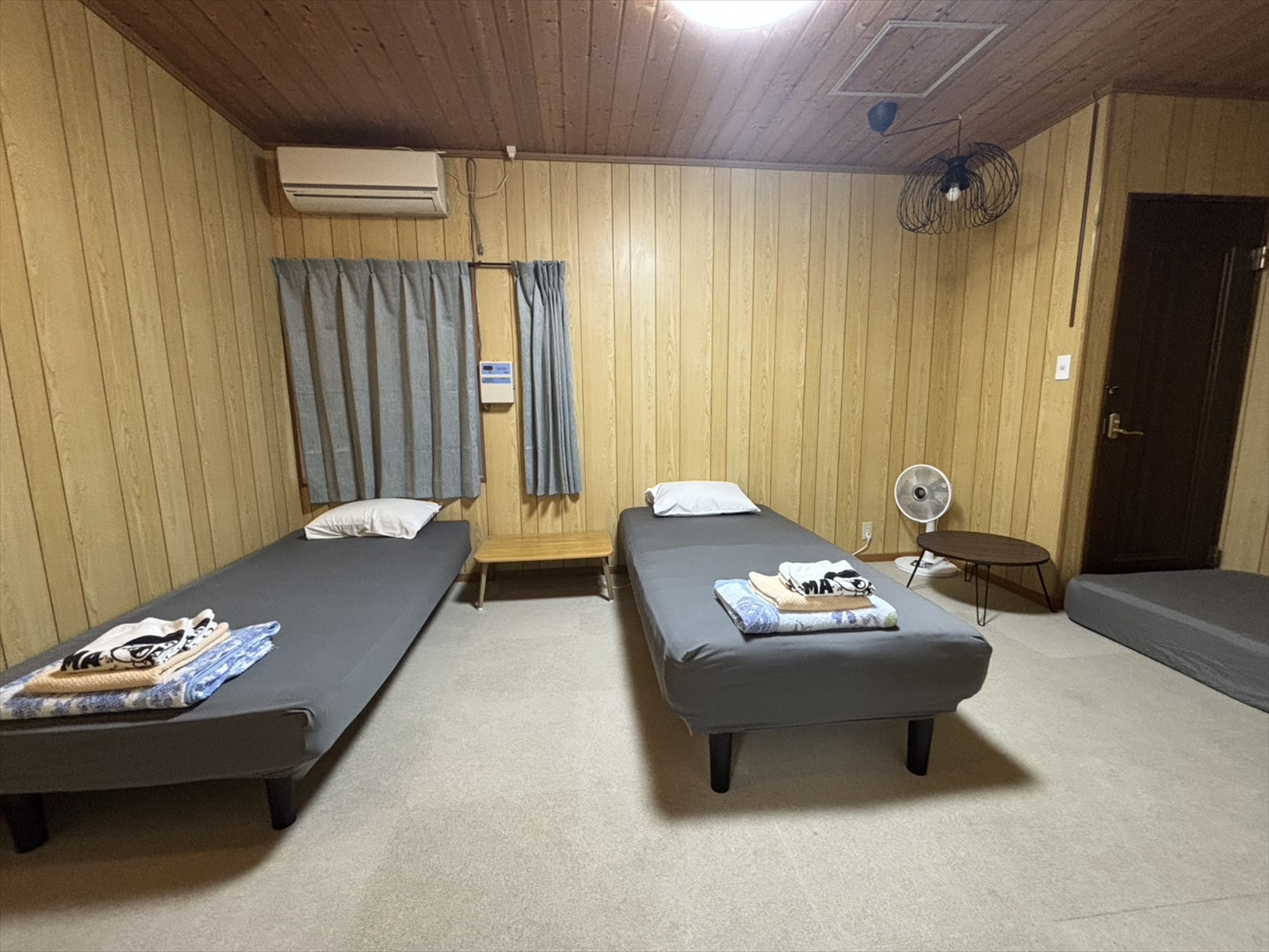 寝室②：シングルベッド2台／マットレスベッド1台