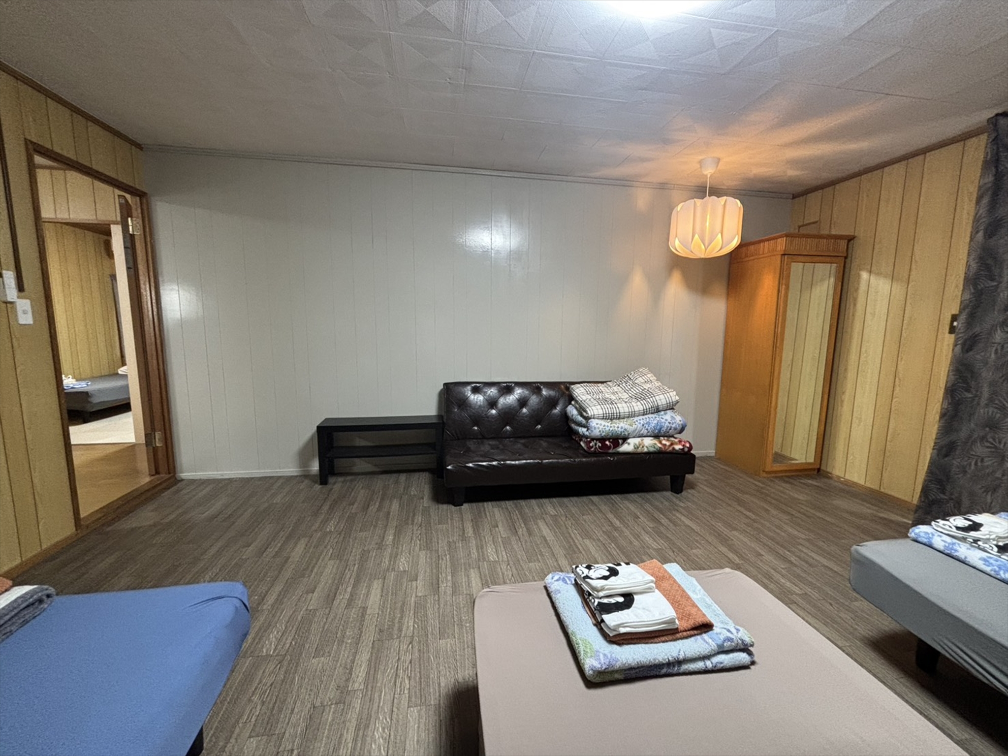 寝室①：ダブルベッド1台／シングルベッド2台