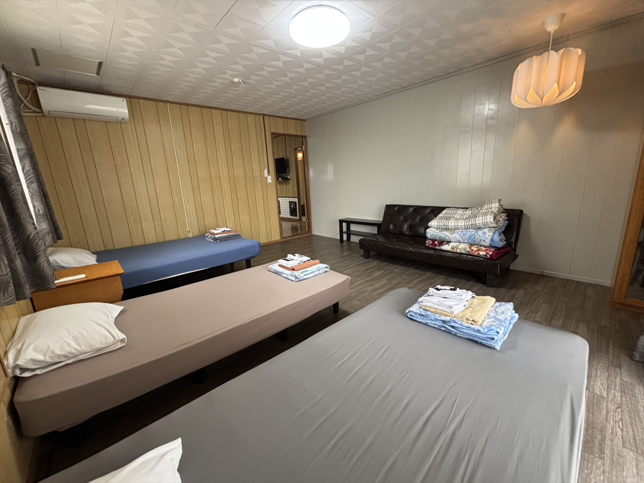 寝室①：ダブルベッド1台／シングルベッド2台