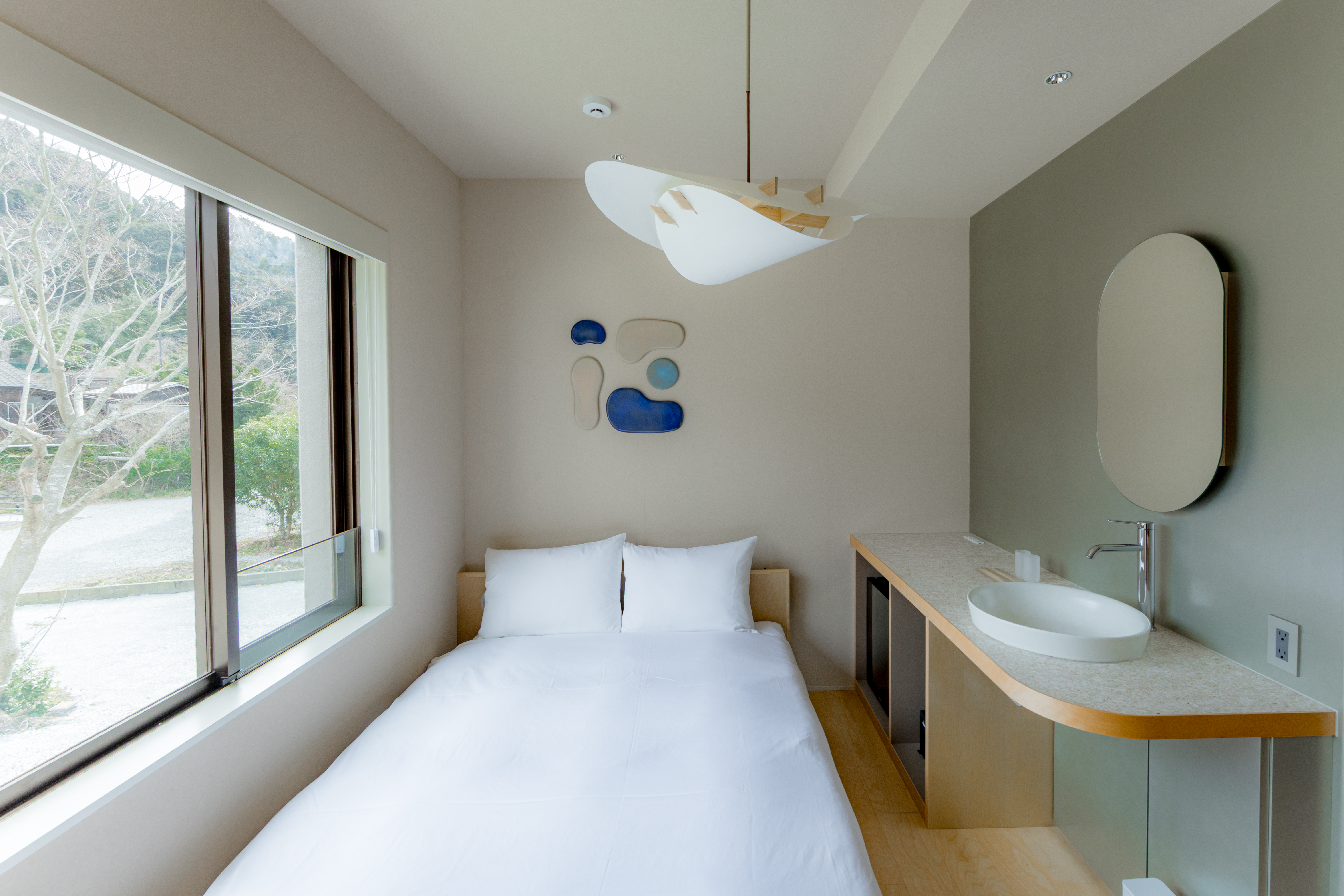 【コンパクトダブル】 14㎡ / 2人でも快適、ダブルベッド1台の空間