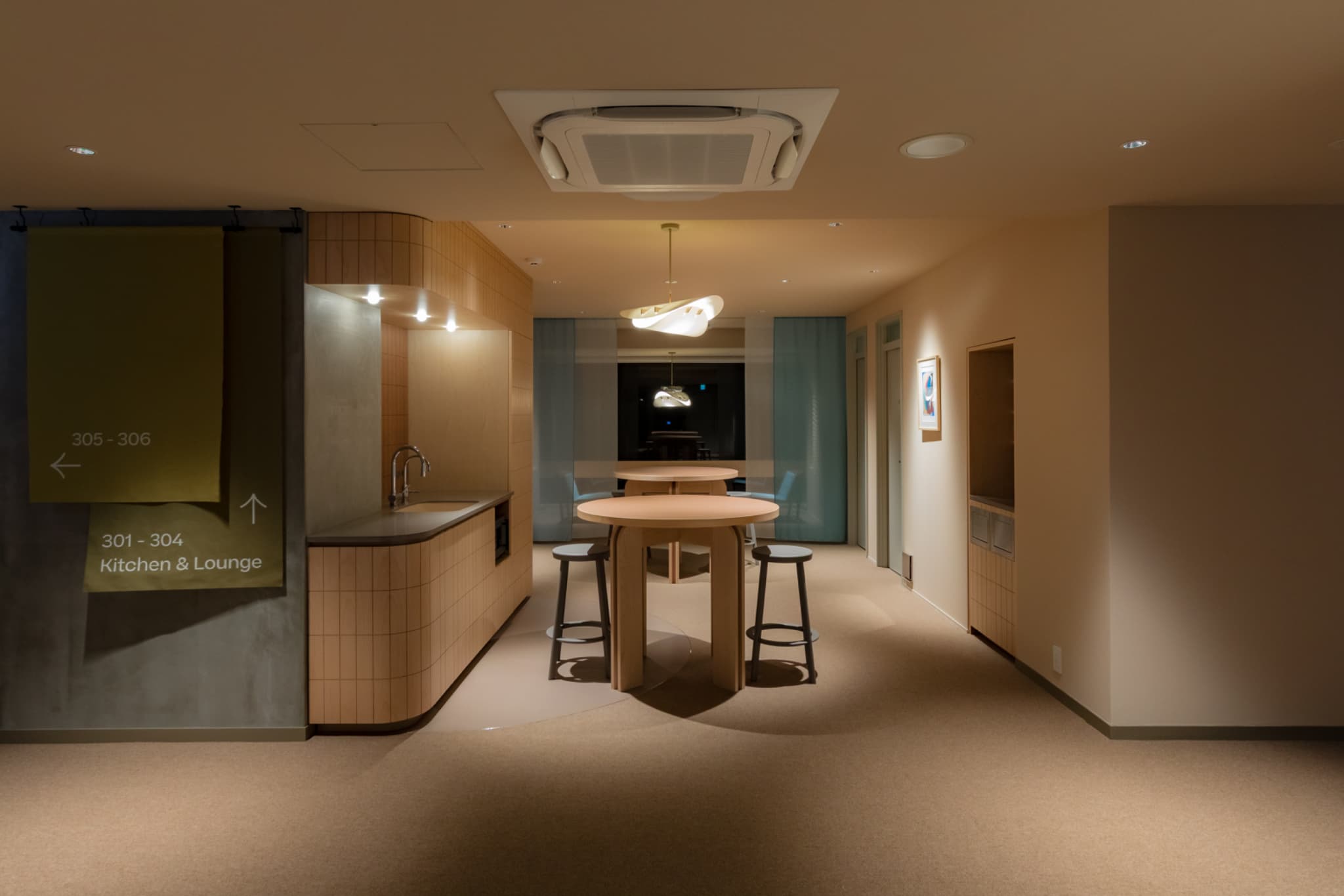 【ラウンジ3F】小上がりやハイテーブルがあり、川を眺めながら過ごせる共有ラウンジ