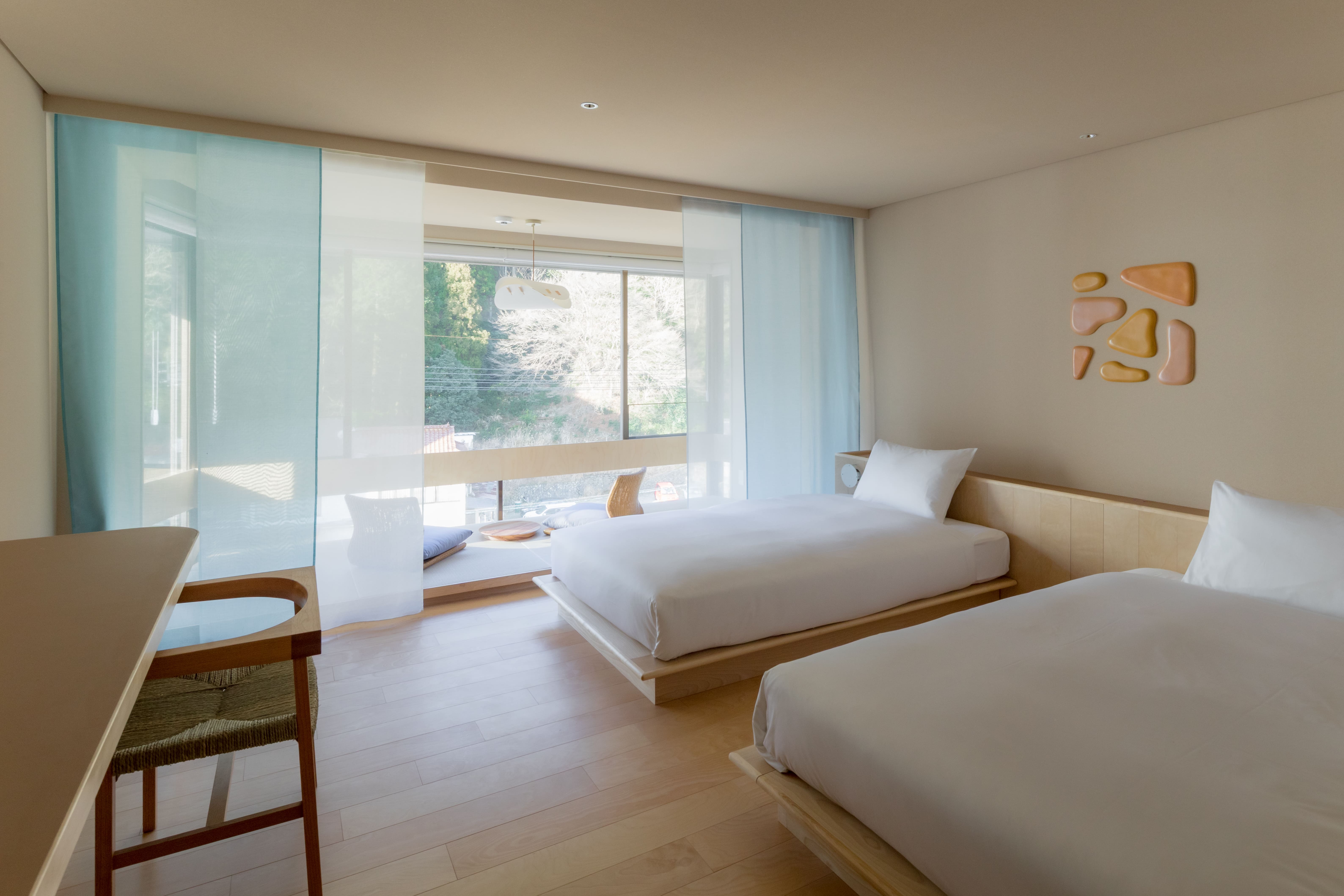 【リバービューツイン】31㎡ / セミダブルベッド2台　川景色と小上がりで楽しむ贅沢なツインルーム