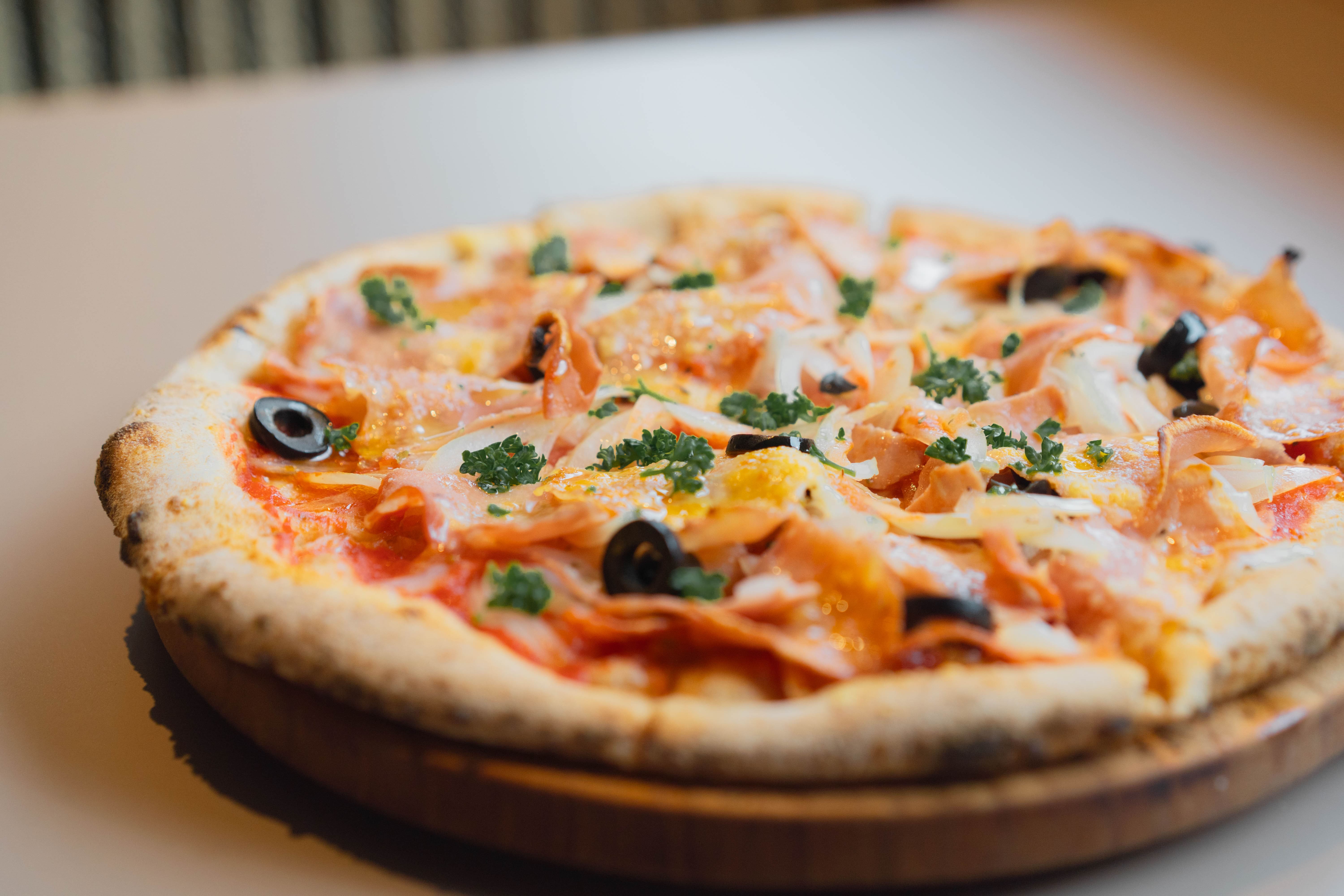 【ディナー】定番から変わり種まで、バリエーション豊かなピザが揃う