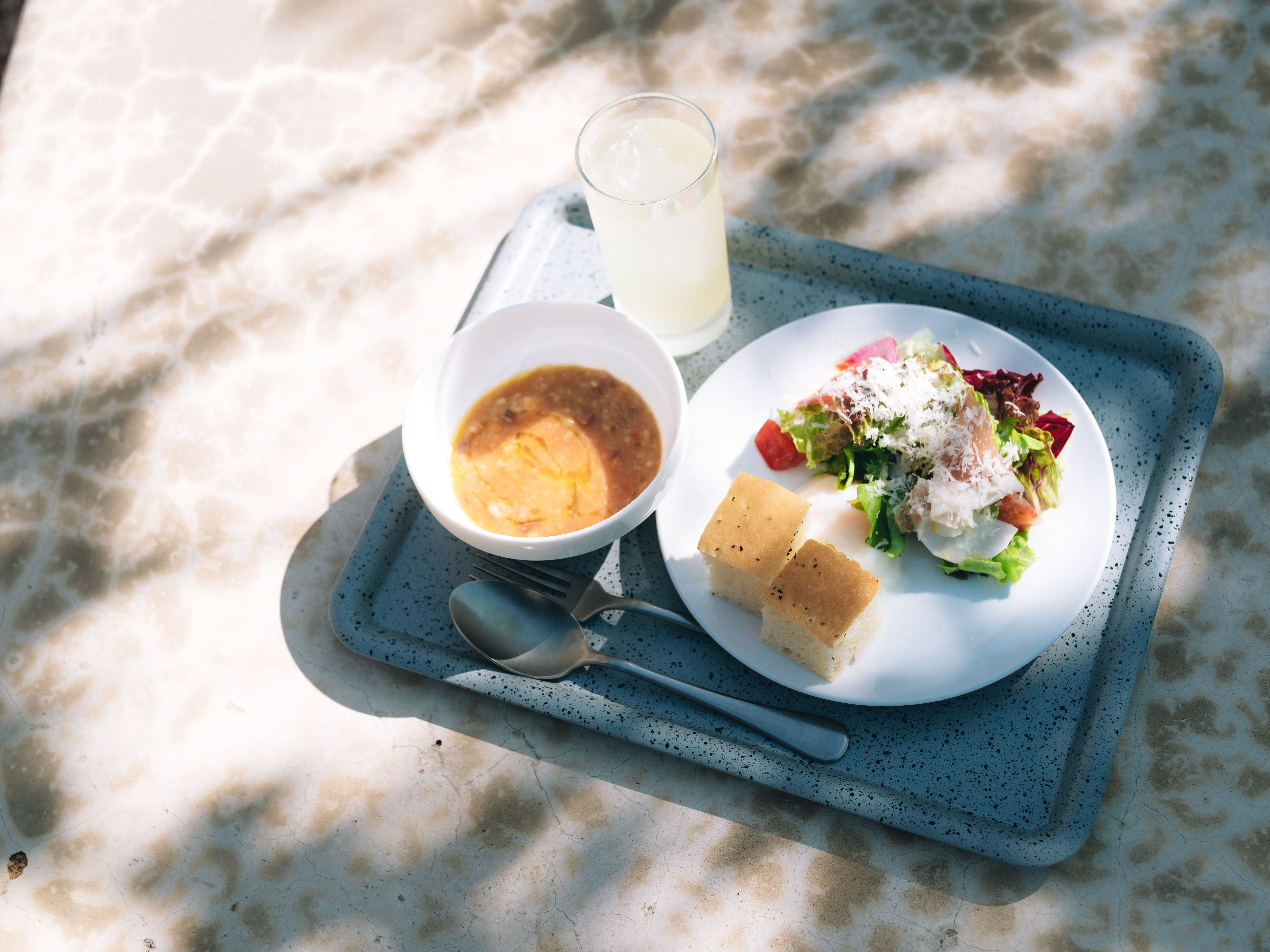 【朝食】自家製フォカッチャと新鮮野菜サラダが味わえる、贅沢なワンプレート