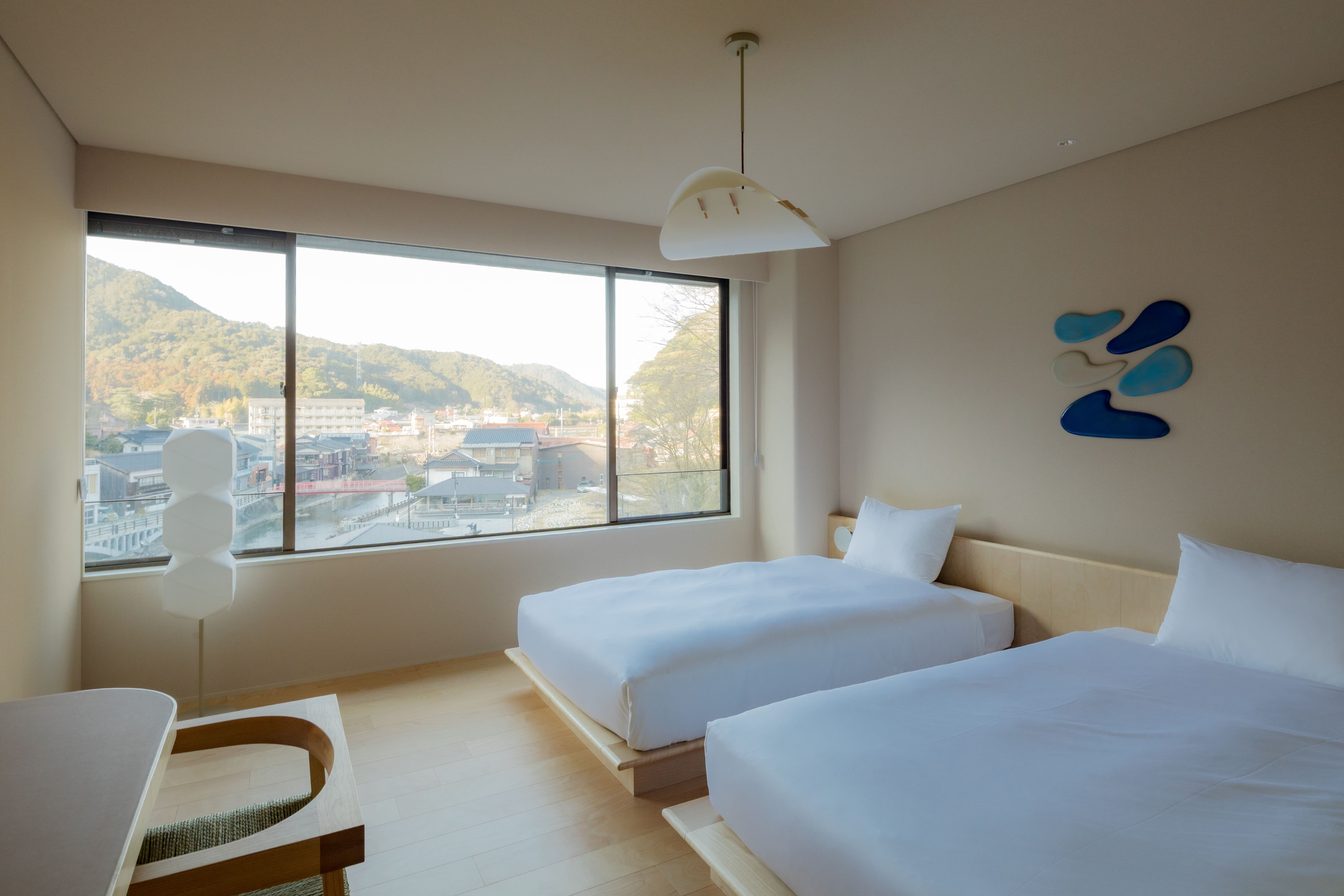 【リバービューコンパクトツイン】23㎡ / セミダブルベッド2台　川と街を眺めながらくつろげるツイン