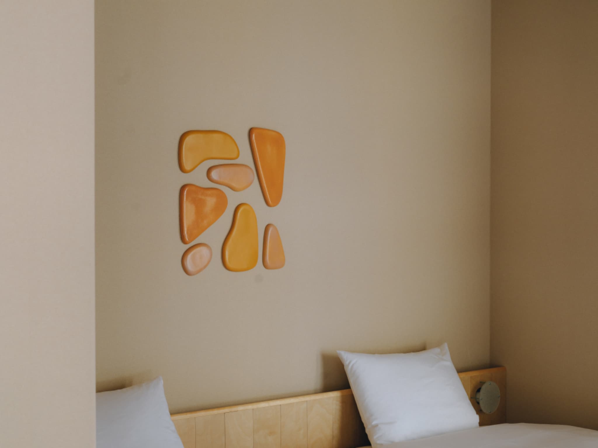 【客室アート】萩焼ならではの風合いを纏った、手作りのアート