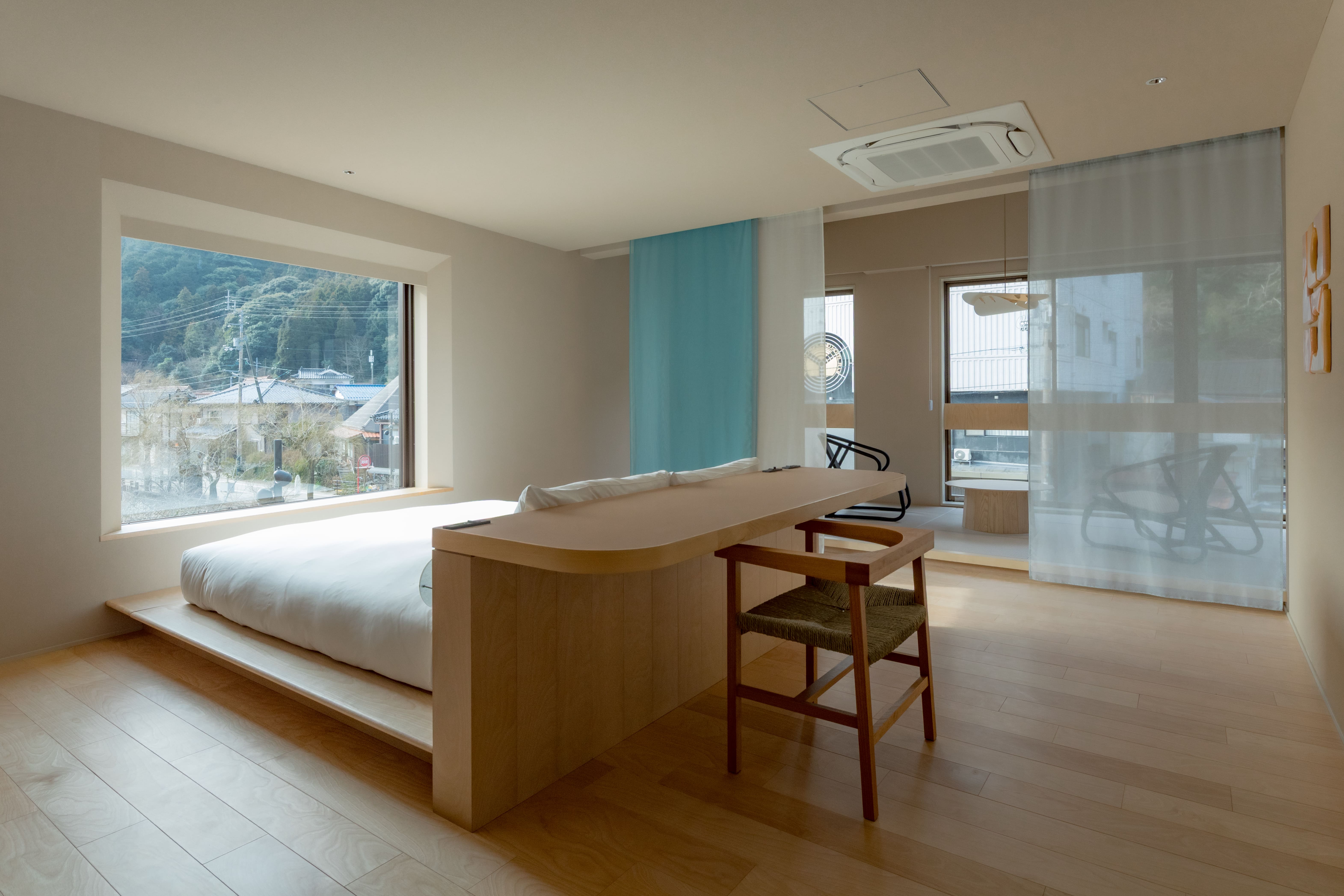 【リバービュースイート】54㎡/ キングベッド1台　2方向の景色が楽しめる角部屋