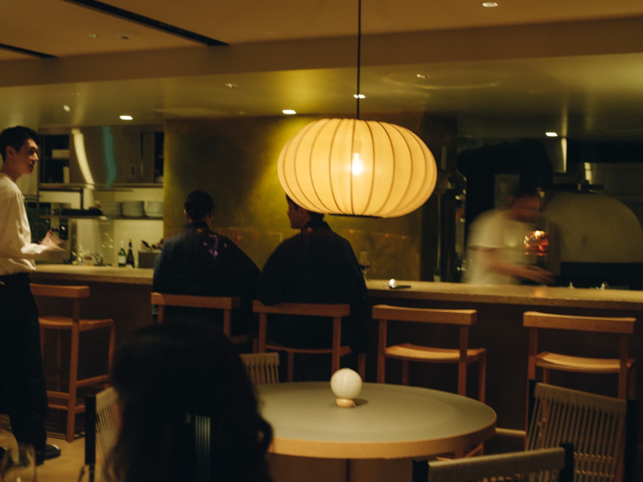 【ディナー】スタッフとの何気ない会話も、ここならではの楽しみ