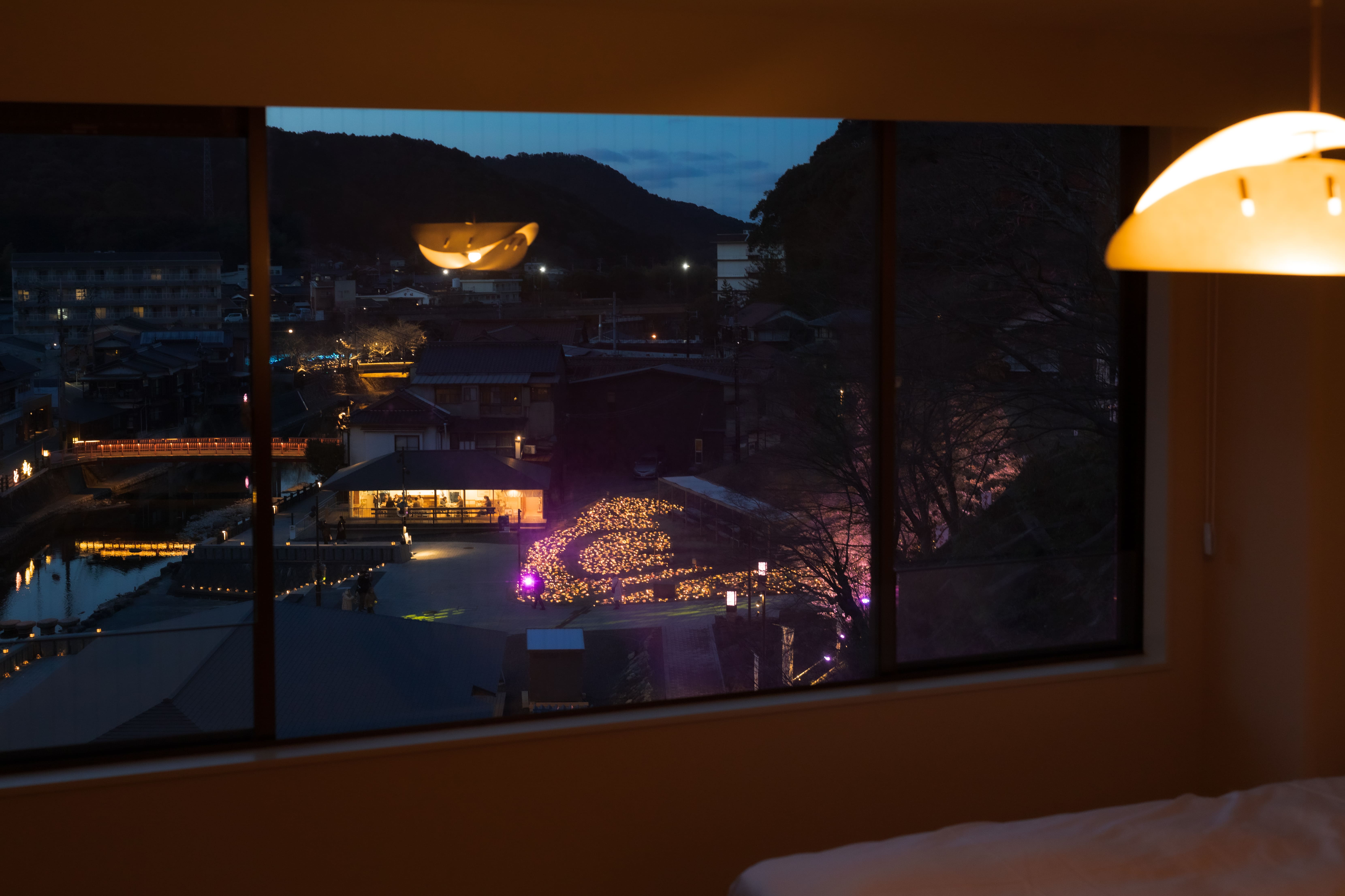 【客室からの眺望】冬季限定イルミネーション「うたあかり」が見える客室