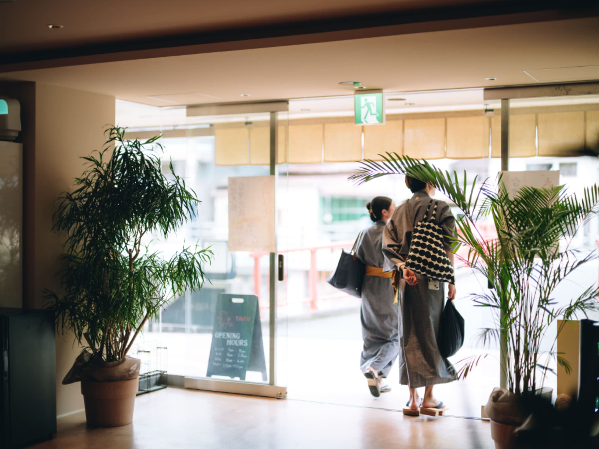 【メインエントランス】扉を開けば、温泉街の新しい時間が流れはじめます