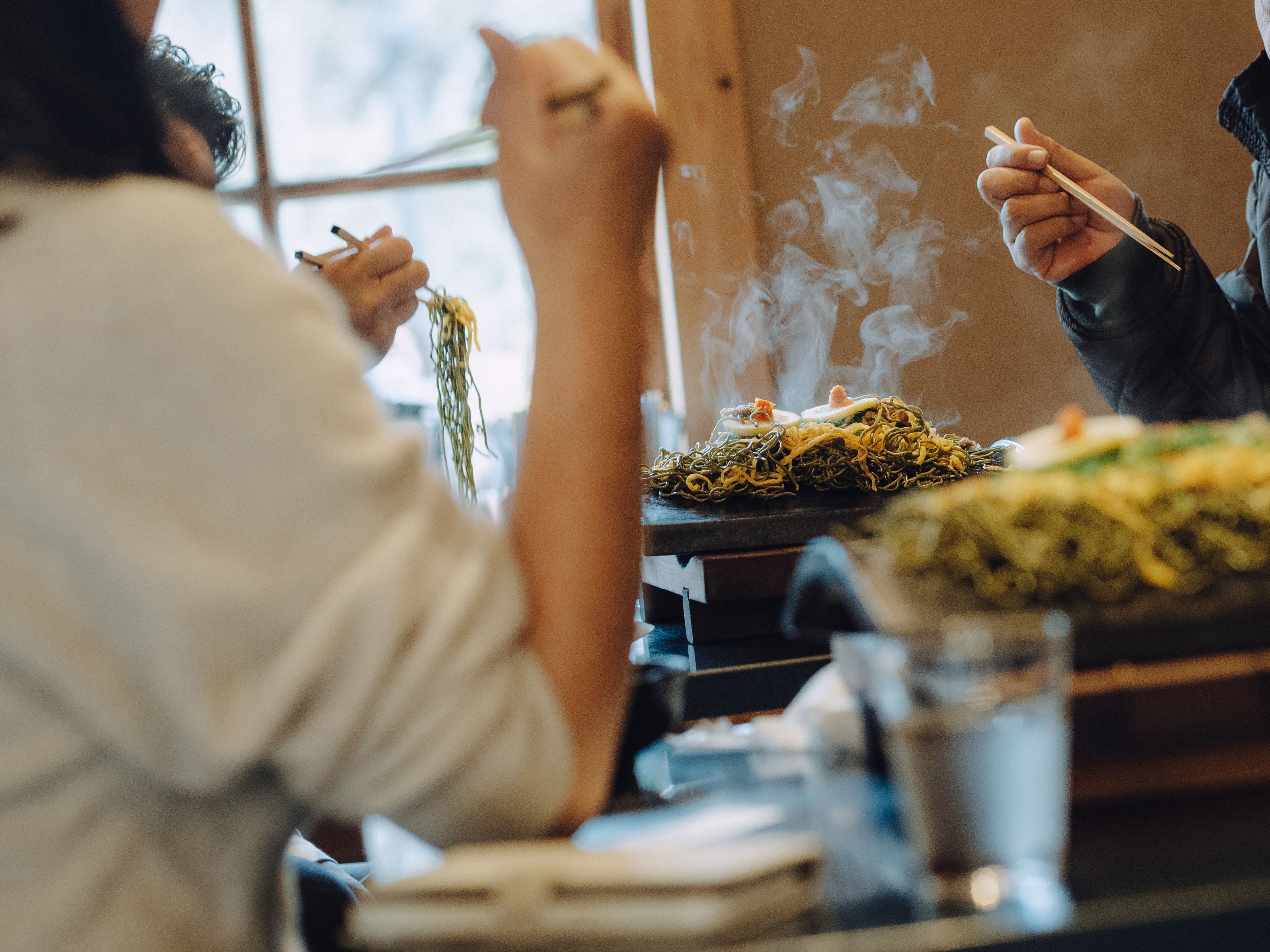 【柳屋】熱々の瓦そばを味わえる、こだわりの専門店