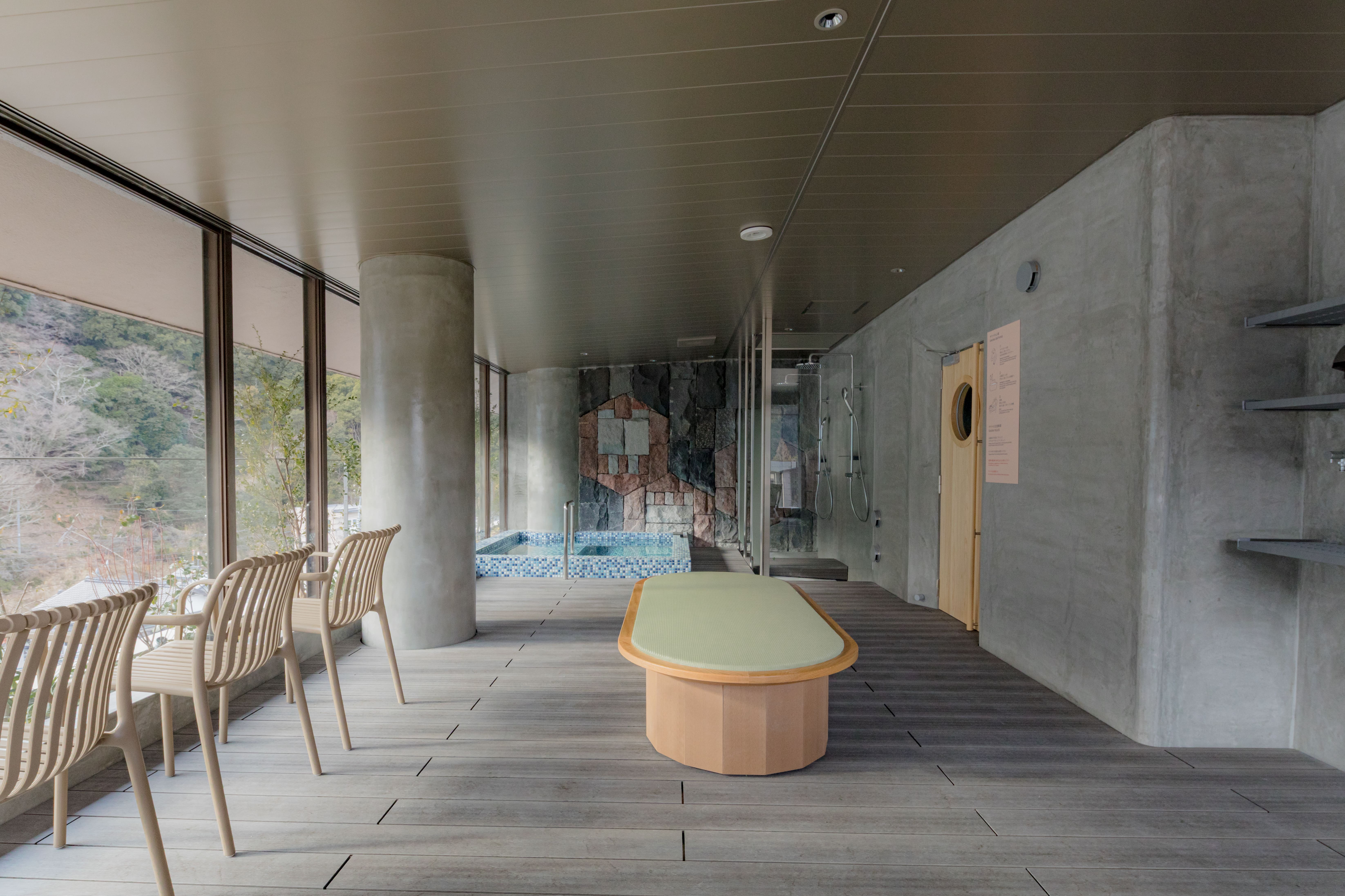 【サウナ】光と水面を映す上質な内装空間