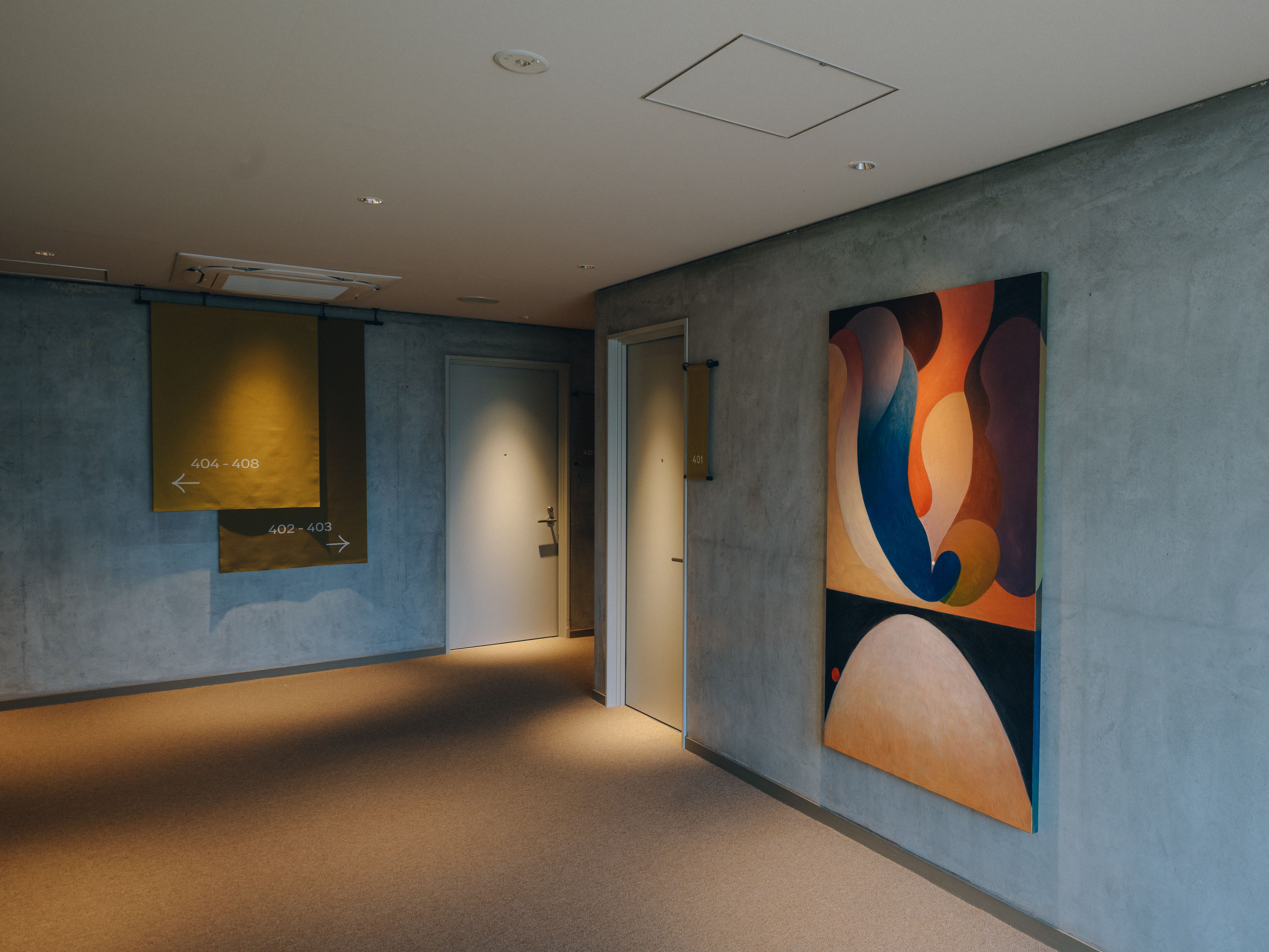 【客室廊下】Akari Uragamiさんのアートが飾られている客室廊下