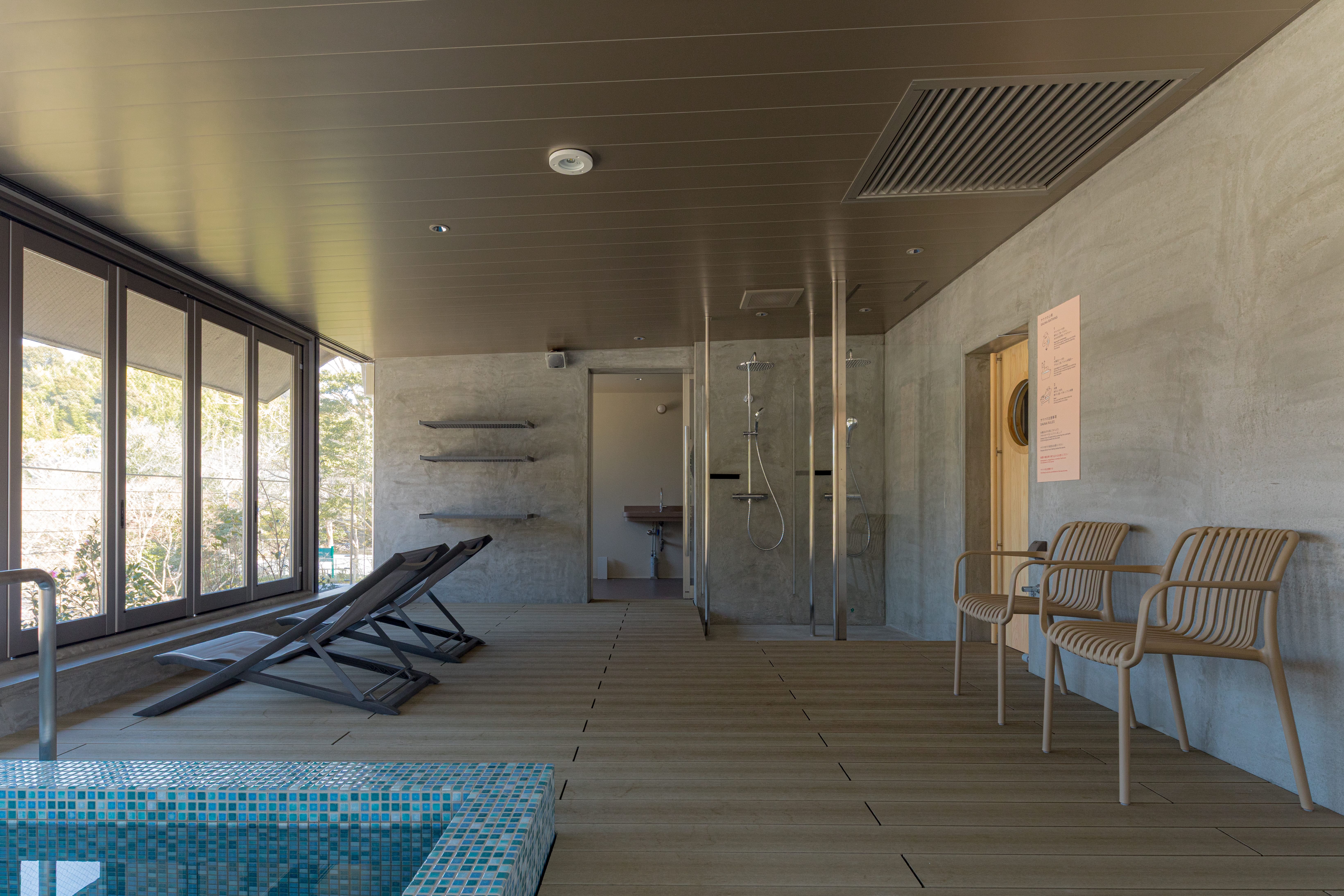 【サウナ】光と水面を映す上質な内装空間