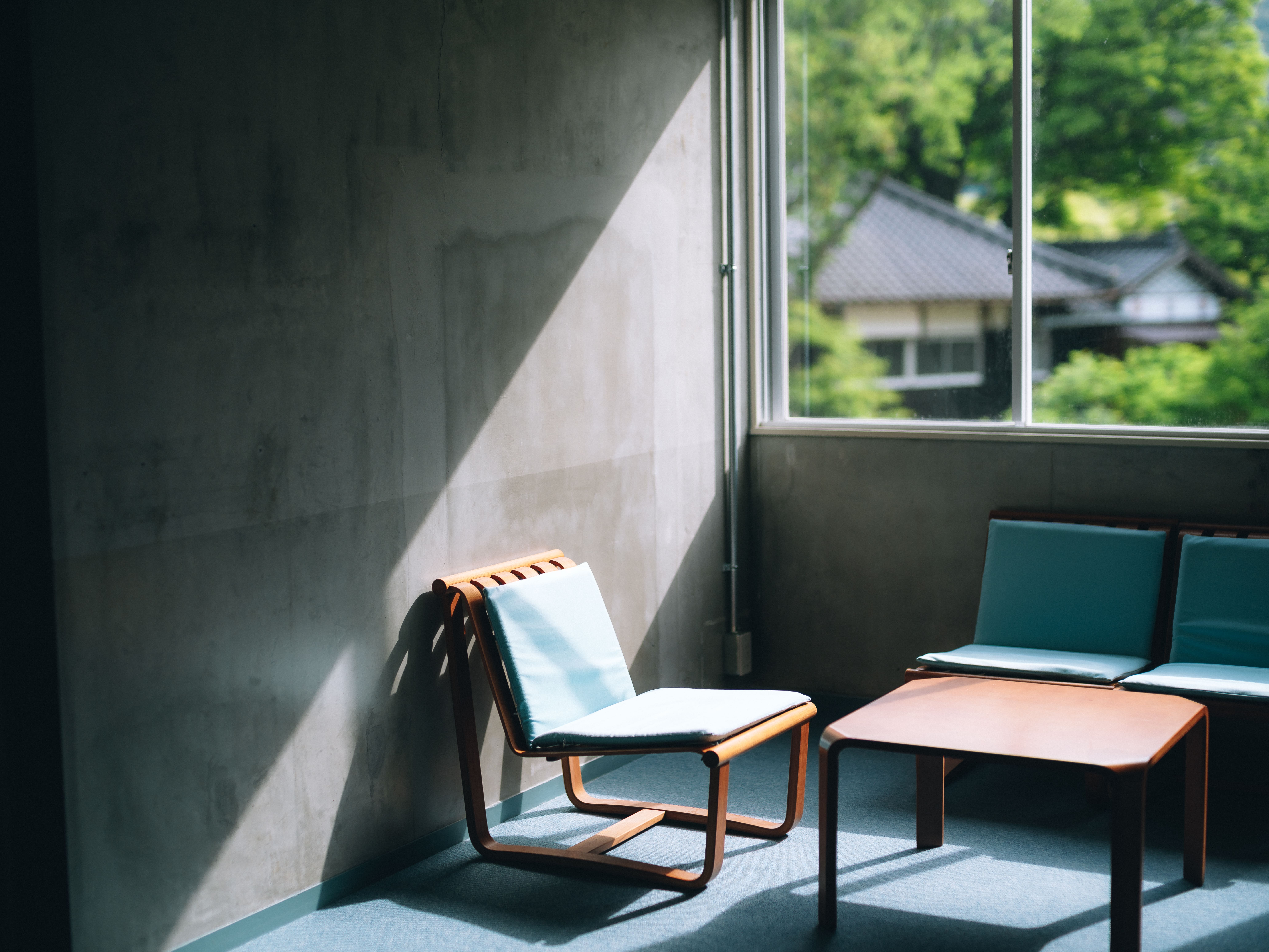 【サウナ】かつて六角堂で使われていた椅子を残した共有ラウンジスペース