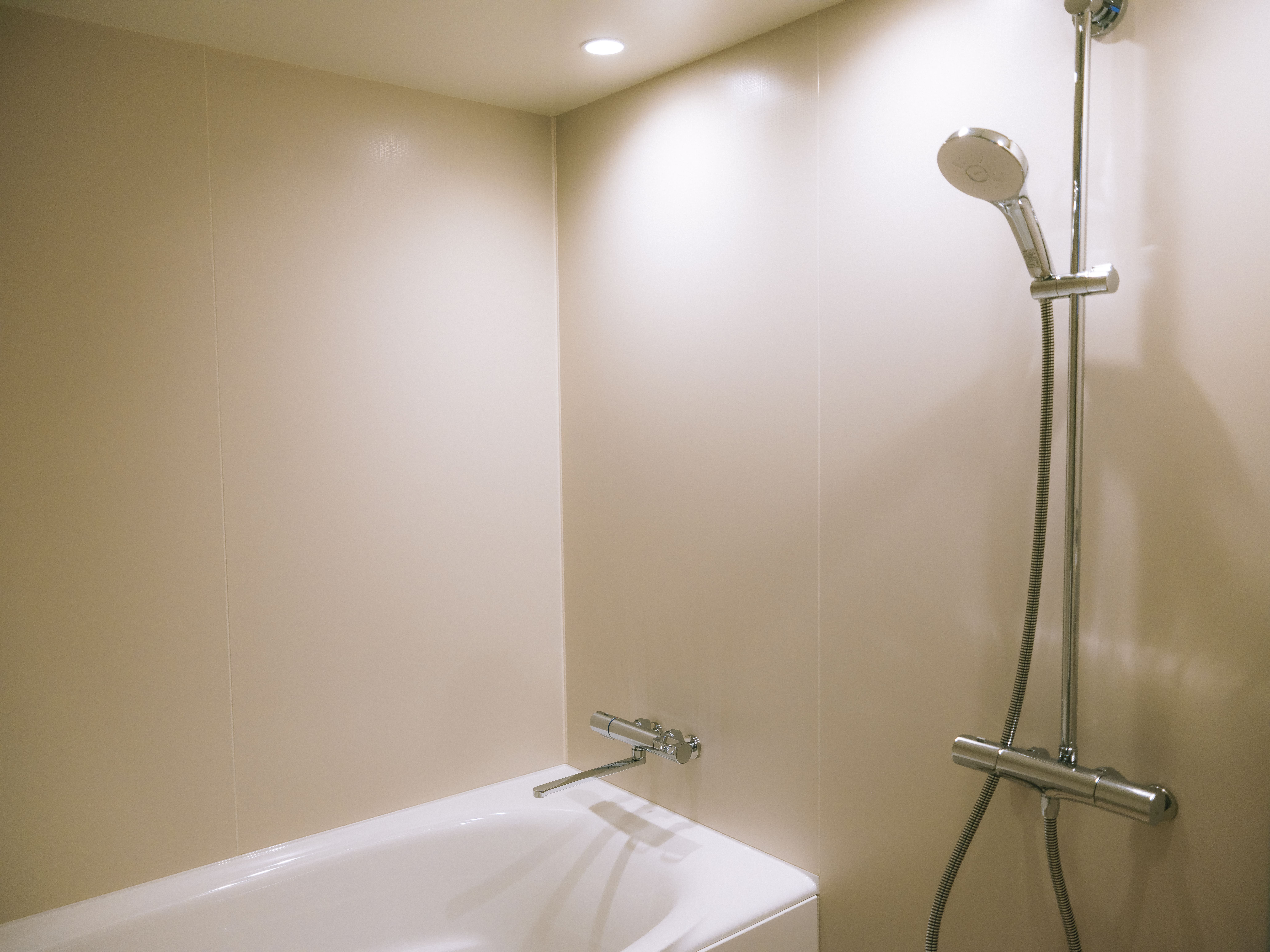 【リバービュースイート】54㎡/ キングベッド1台　バスタブ付きプライベート空間