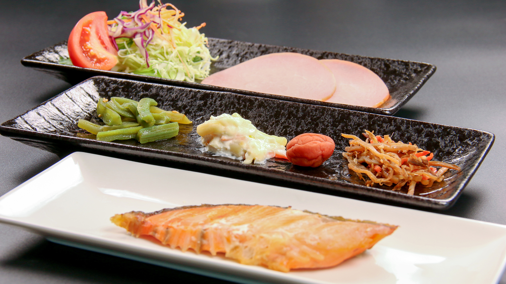 #朝食　焼き鮭と味噌汁が楽しめる日替わり朝ごはん