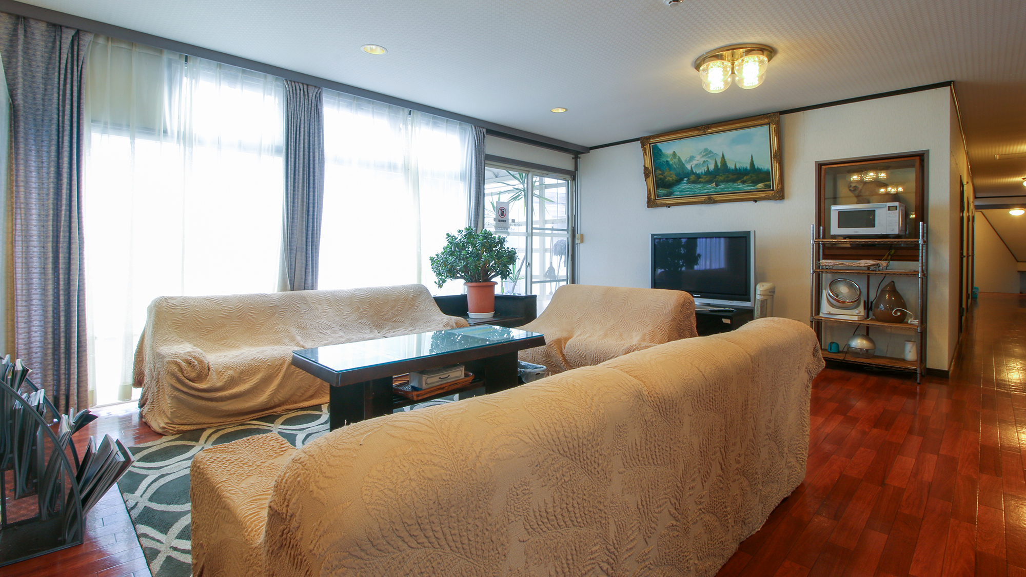 #本館館内　ロビーにはソファーを配置し、くつろぎの時間をお過ごしいただけます