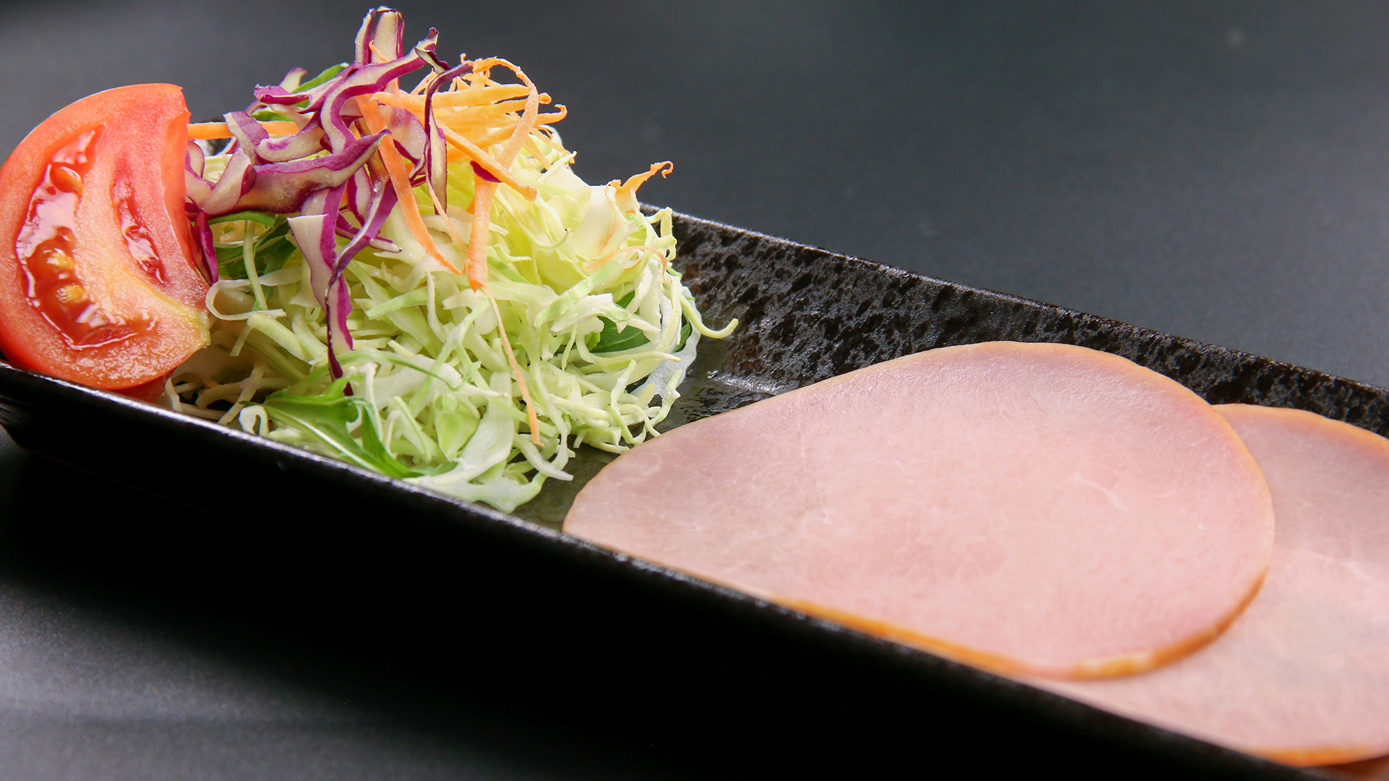 #朝食　キャベツとトマトのサラダは、お好きなドレッシングをかけてお召し上がりください