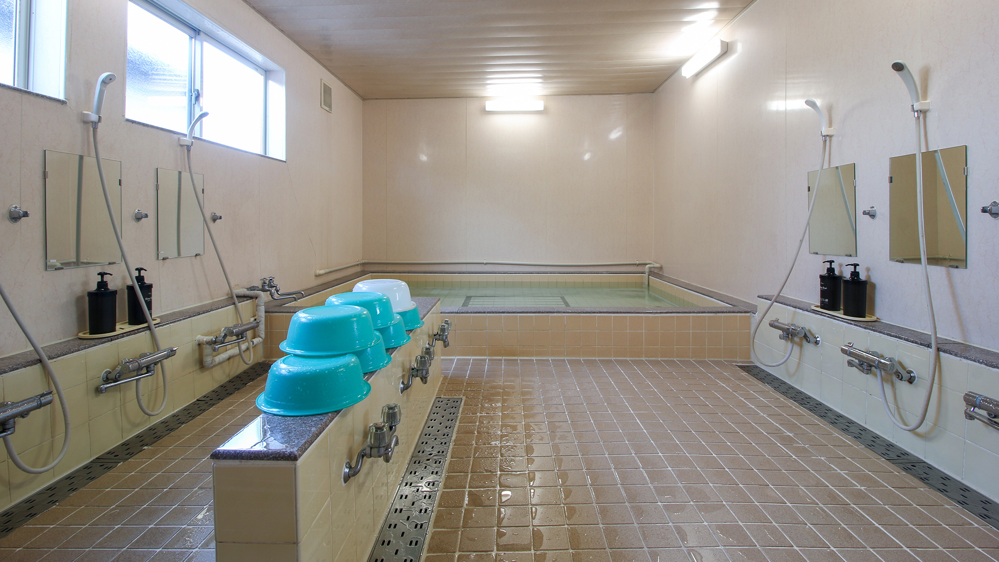 #本館大浴場　広々とした湯船で、ゆっくりと旅の疲れを癒してください