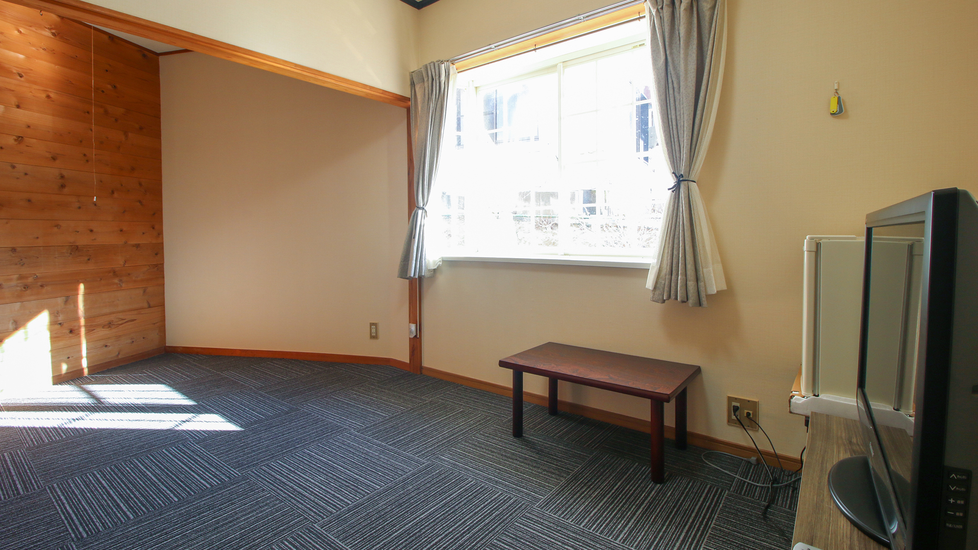 #本館6畳　優しい光が差し込み6畳の客室