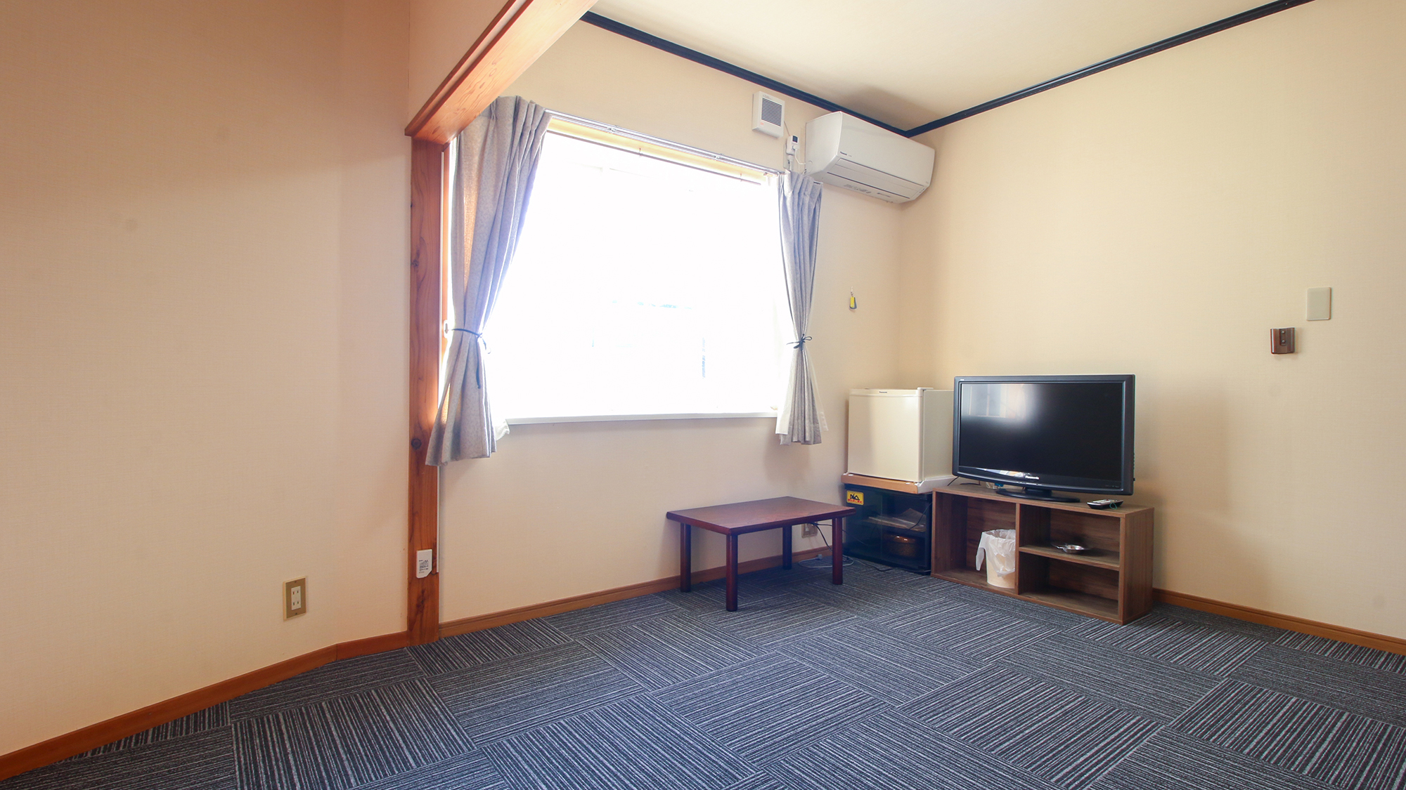 #本館6畳　階段の下にあるお部屋になります