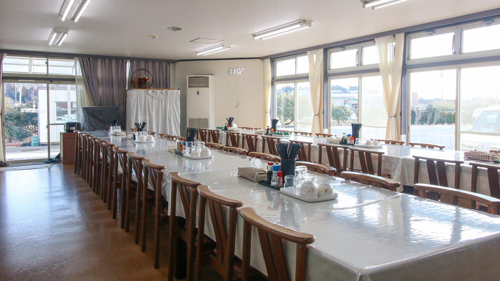 #本館食事処 ボリューミーな食事をご準備いたします。お腹いっぱいお召し上がりください