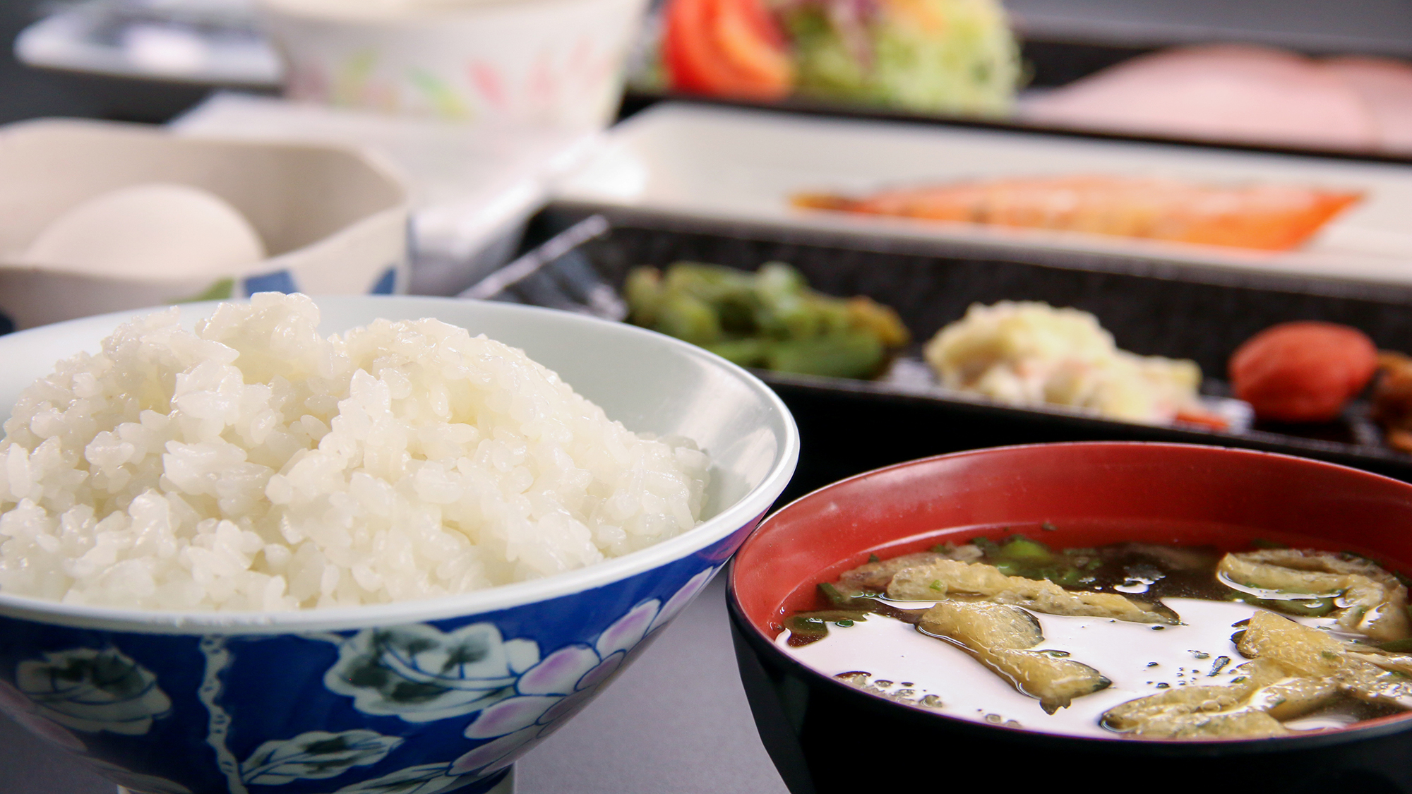 #朝食　契約農家さんから仕入れたコシヒカリとお味噌汁はお代わり自由！