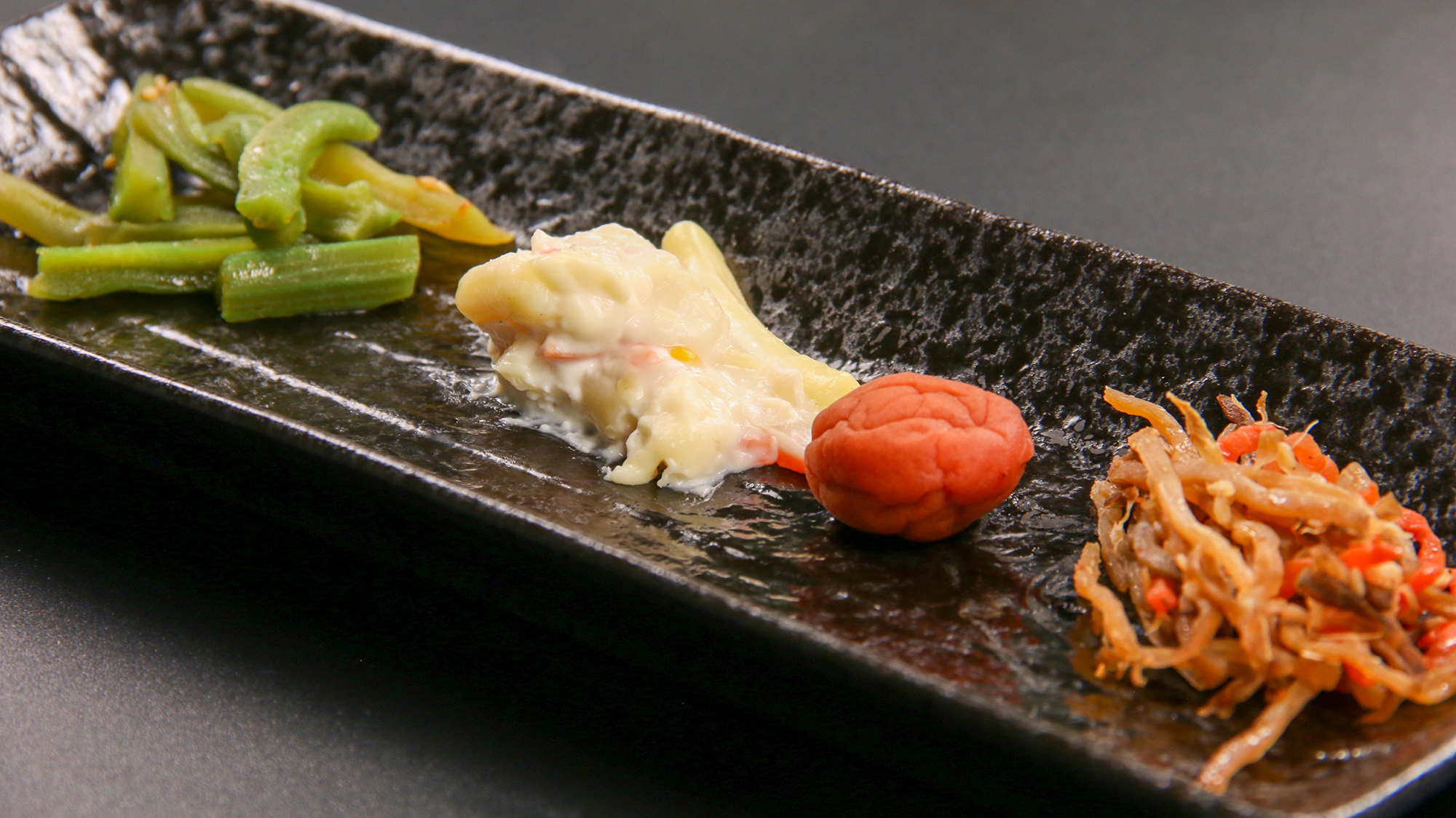 #朝食　きんぴらやポテトサラダの副菜の盛り合わせ