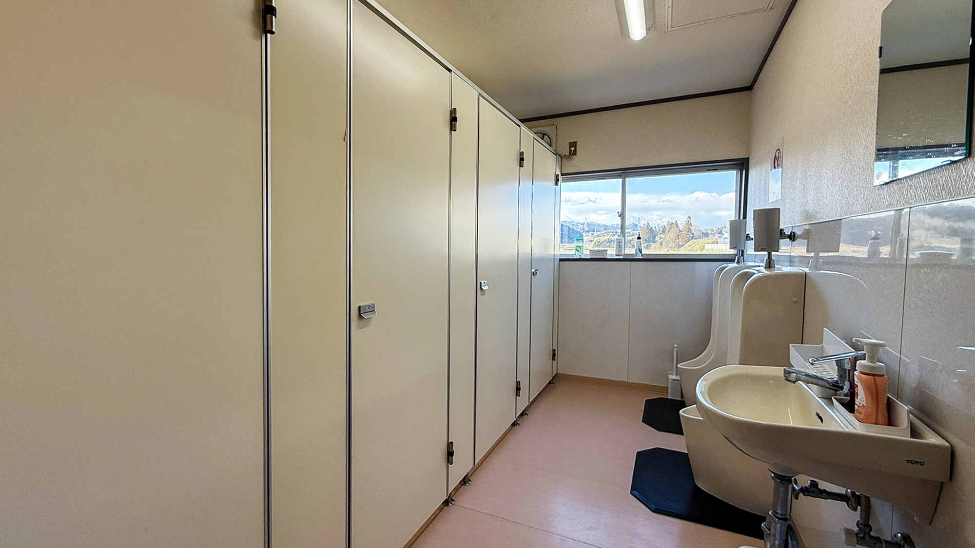 #本館館内　各階にお手洗いがございます