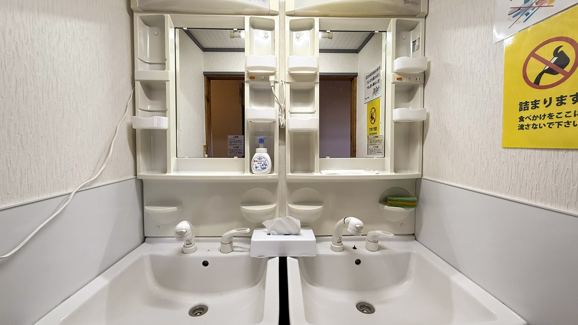 #本館館内　各階に洗面所がございます