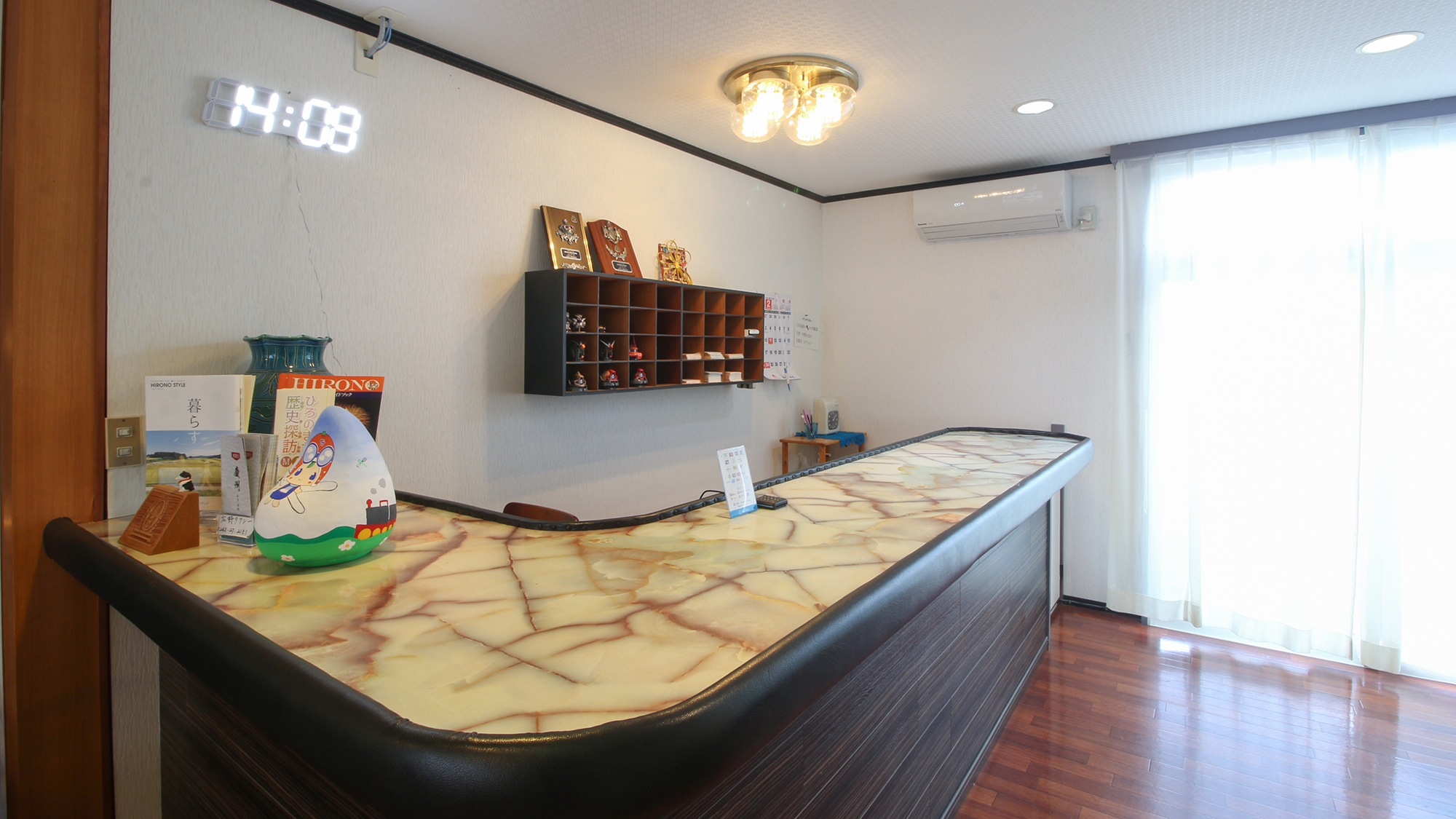 #本館フロント　温かみのあるフロントで、心を込めてお出迎えいたします