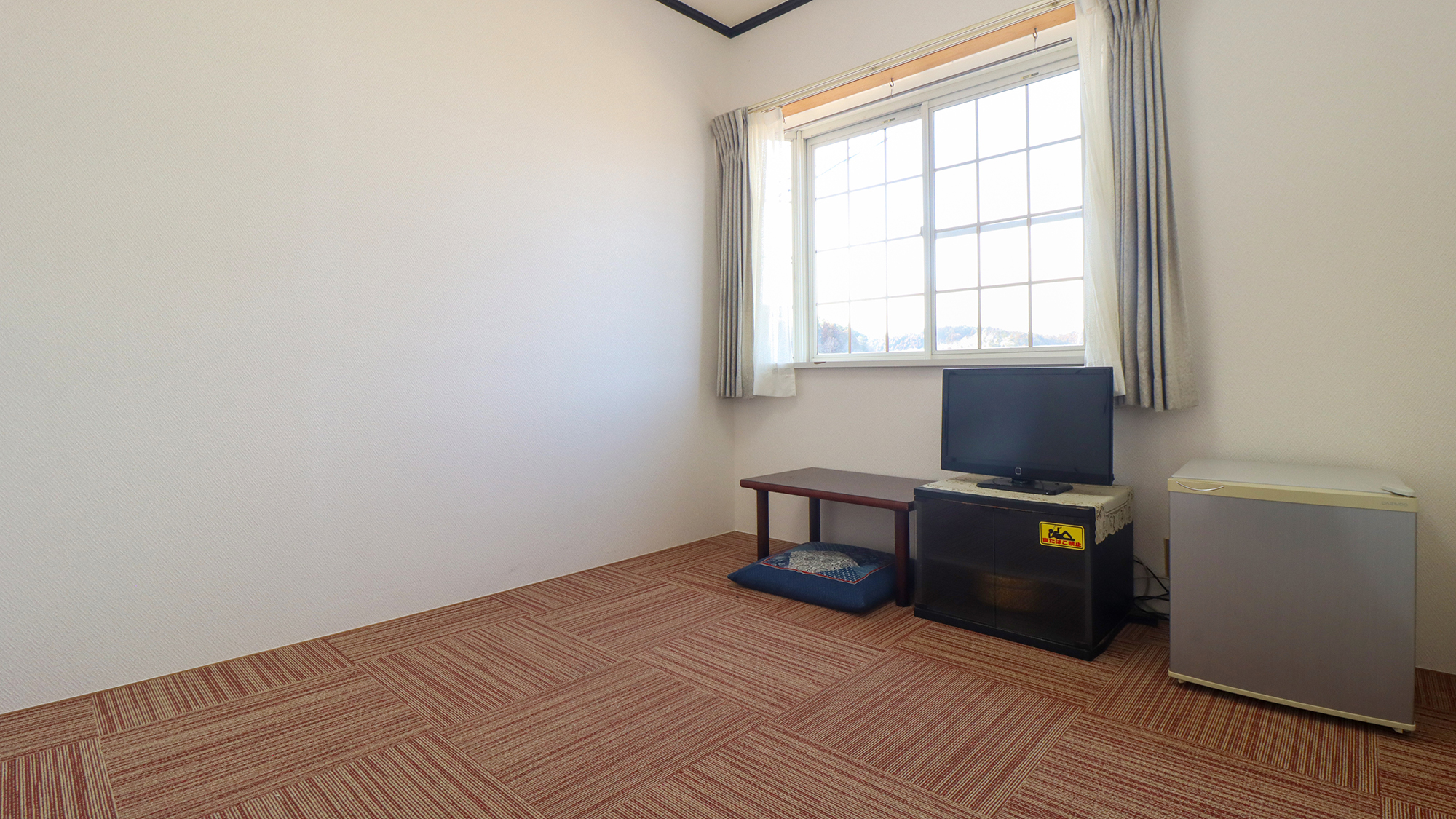 #本館4.5畳 少し狭いお部屋ですがリーズナブルな価格でご提供しております。