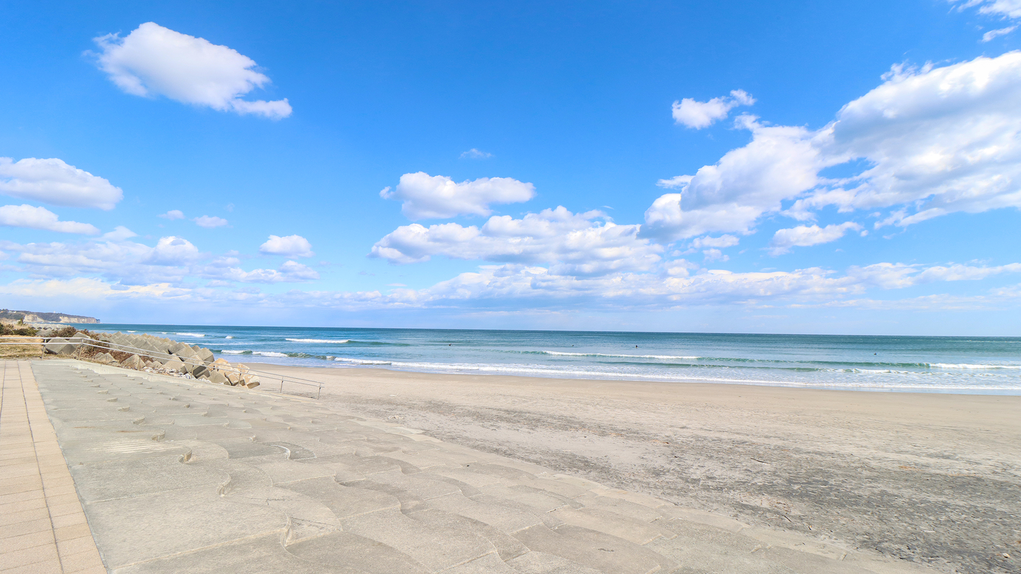 #周辺　県外からも多くのサーファーが訪れる人気の岩沢海水浴場は、当館から車で7分の距離にあります。