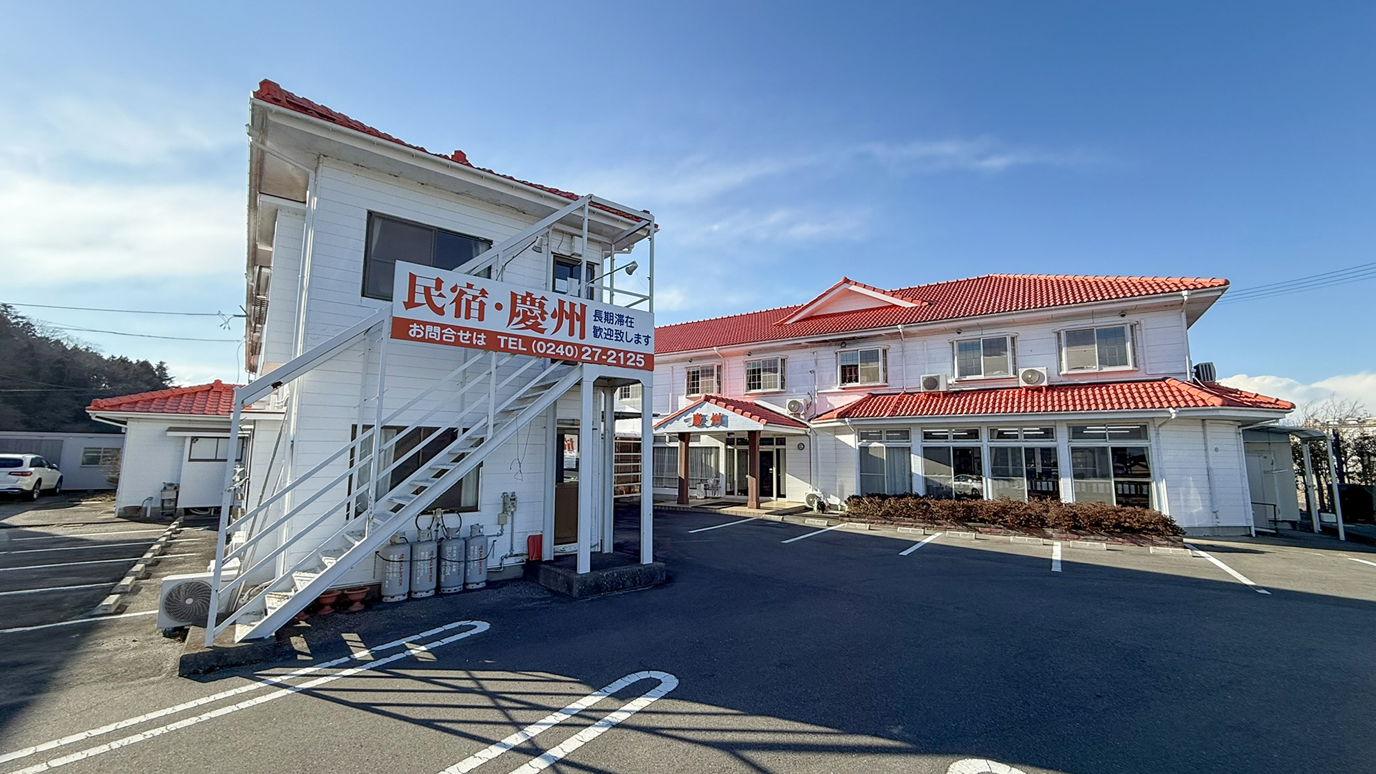 #外観　６号線沿いのオレンジが目印の旅館慶州です